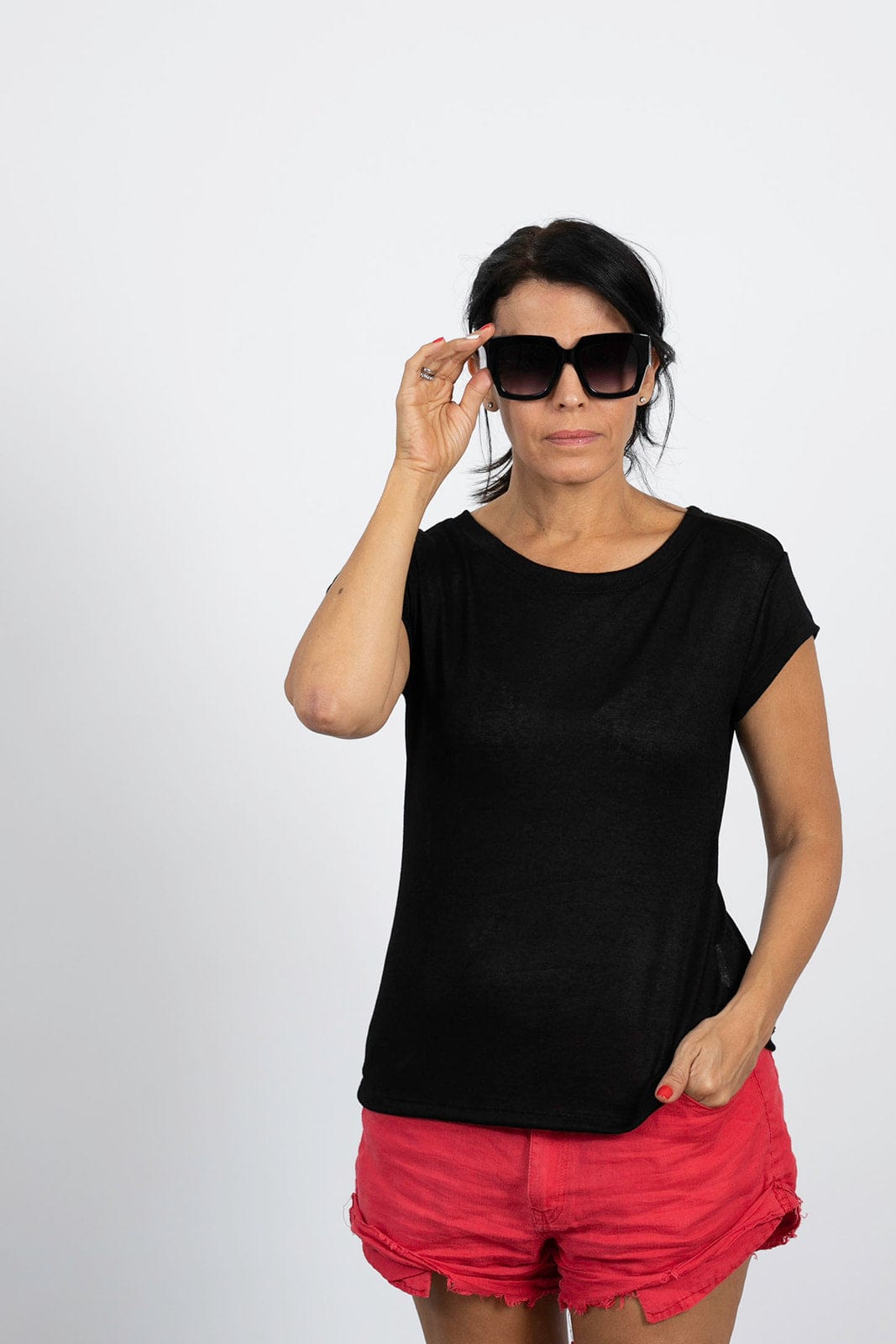 NEWHAVE  חולצה שחורה מפתח עגול image 7