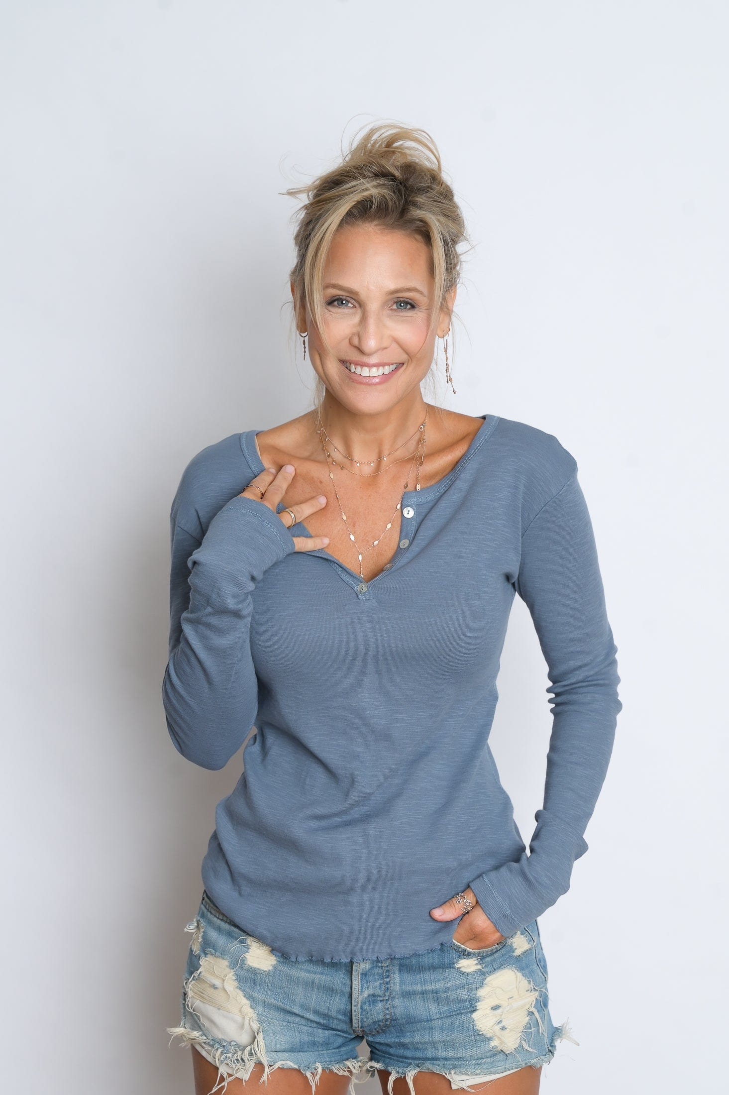 G SHIRT חולצת תכלת כפתורים image 5