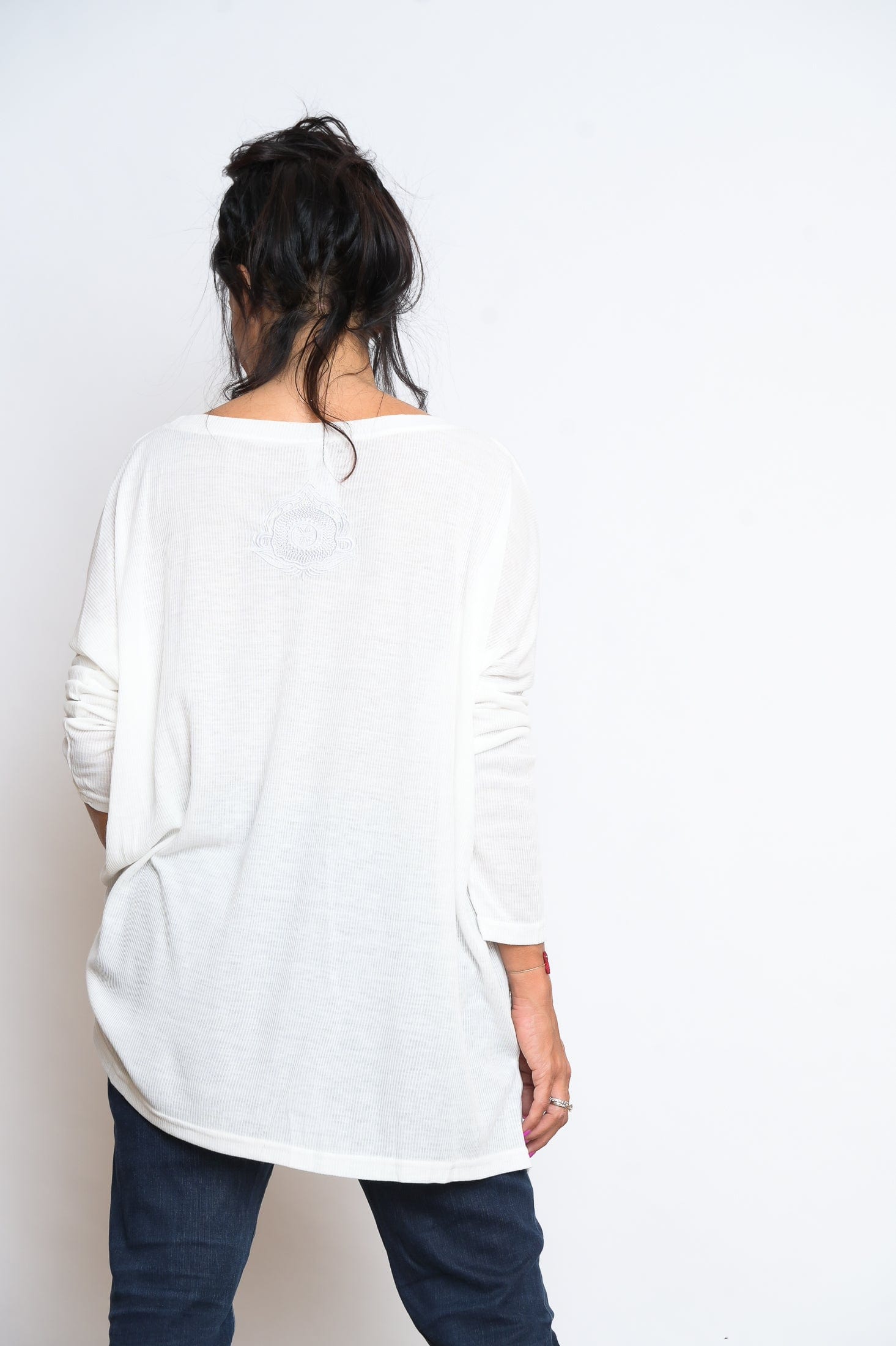 O SHIRT   חולצה לבנה אוברסייז image 6