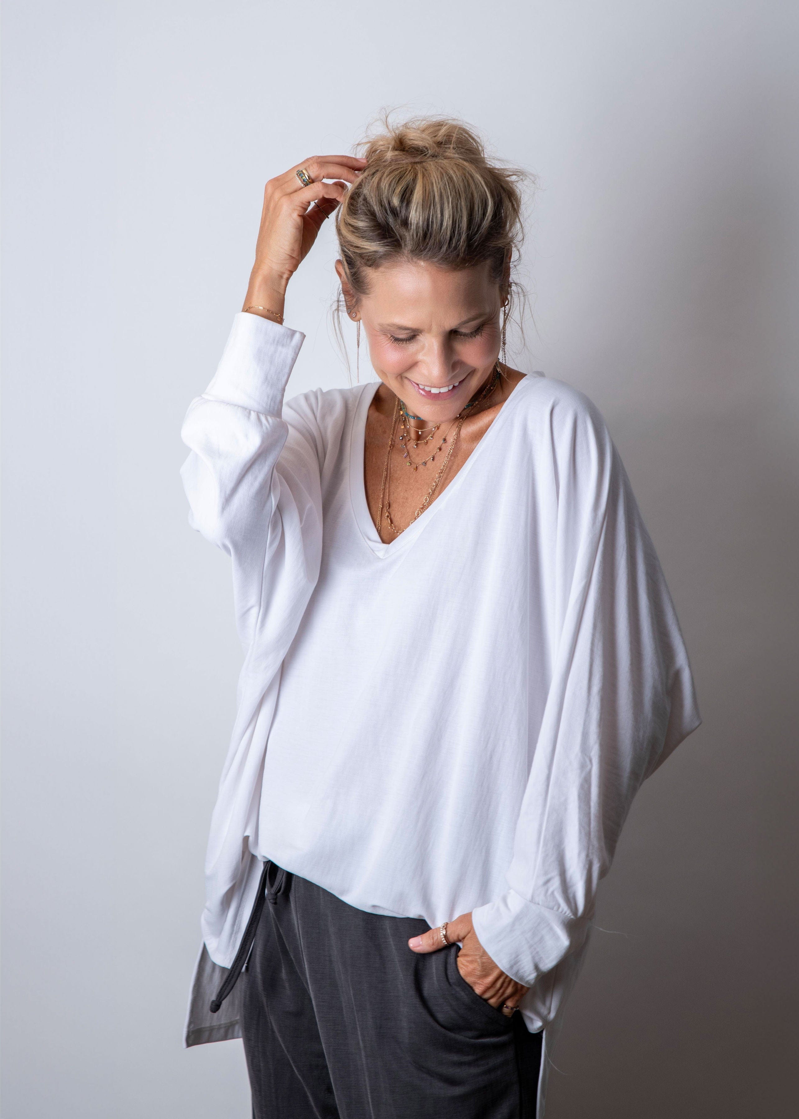 MESIKA V חולצה לבנה אוברסייז image 4