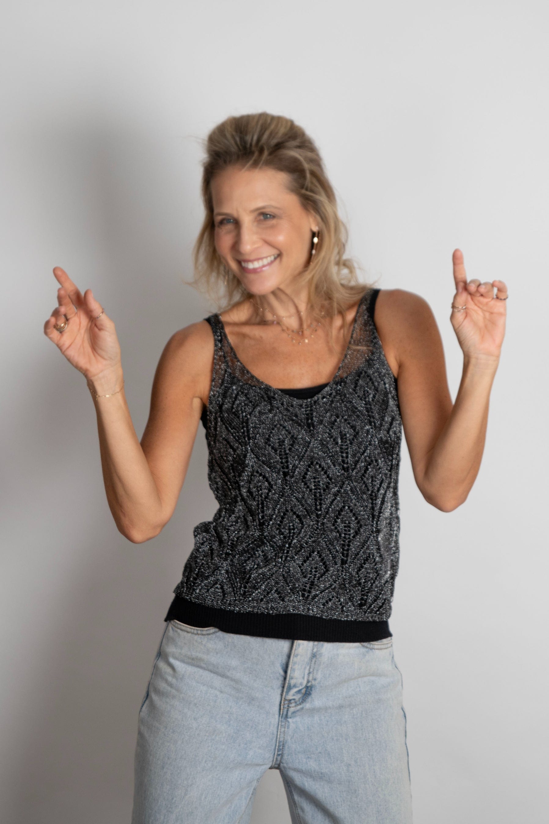 ALLICIA גופיית מנצנצת שחורה image 9