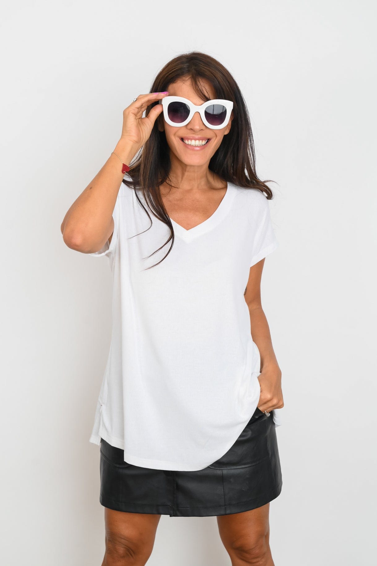 BE  V חולצה לבנה image 4