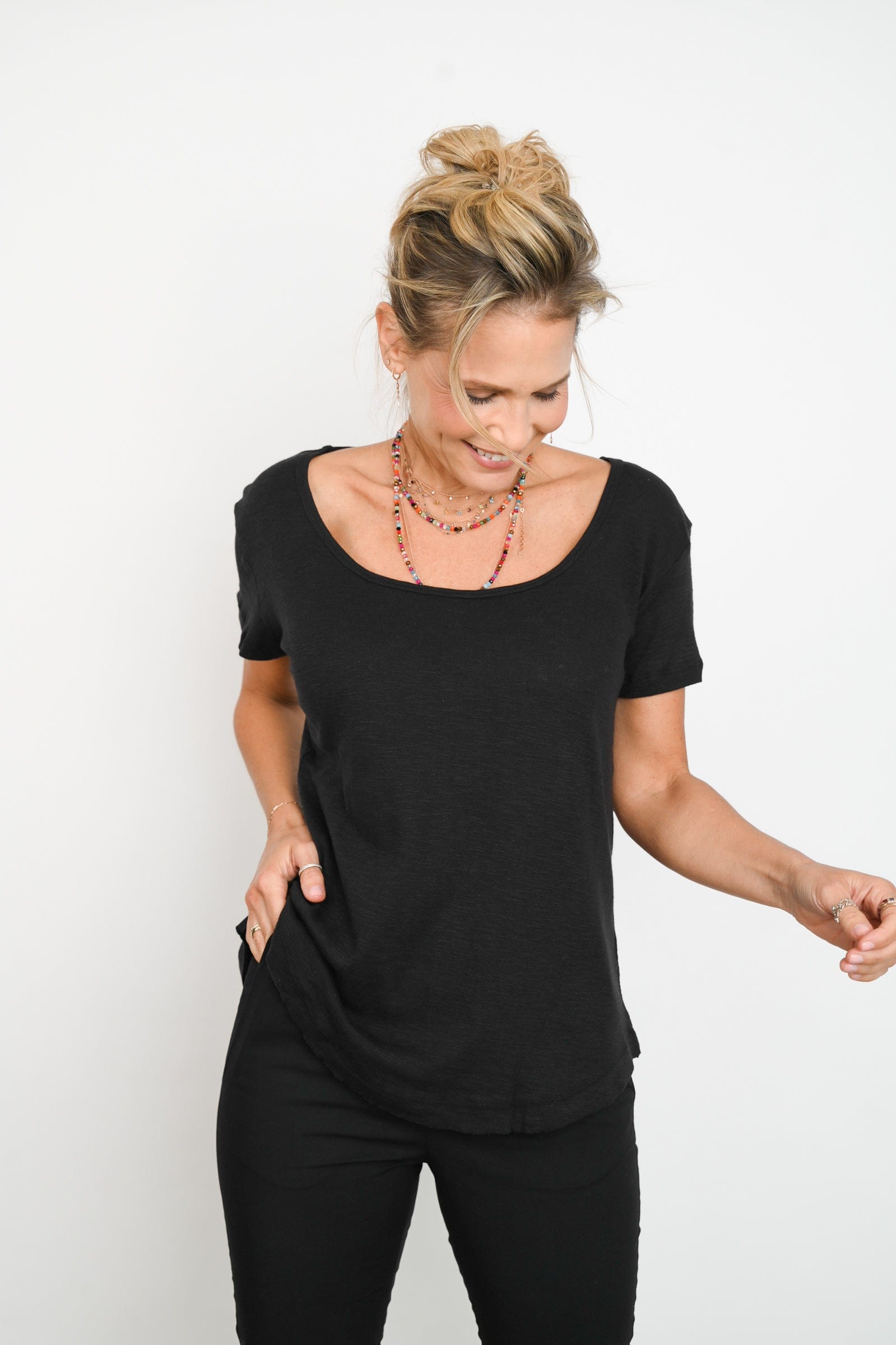 H SHIRT חולצה שחורה קצרה image 4