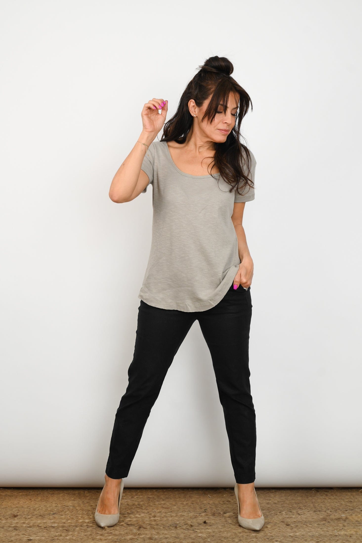 H SHIRT חולצה אפורה קצרה image 4