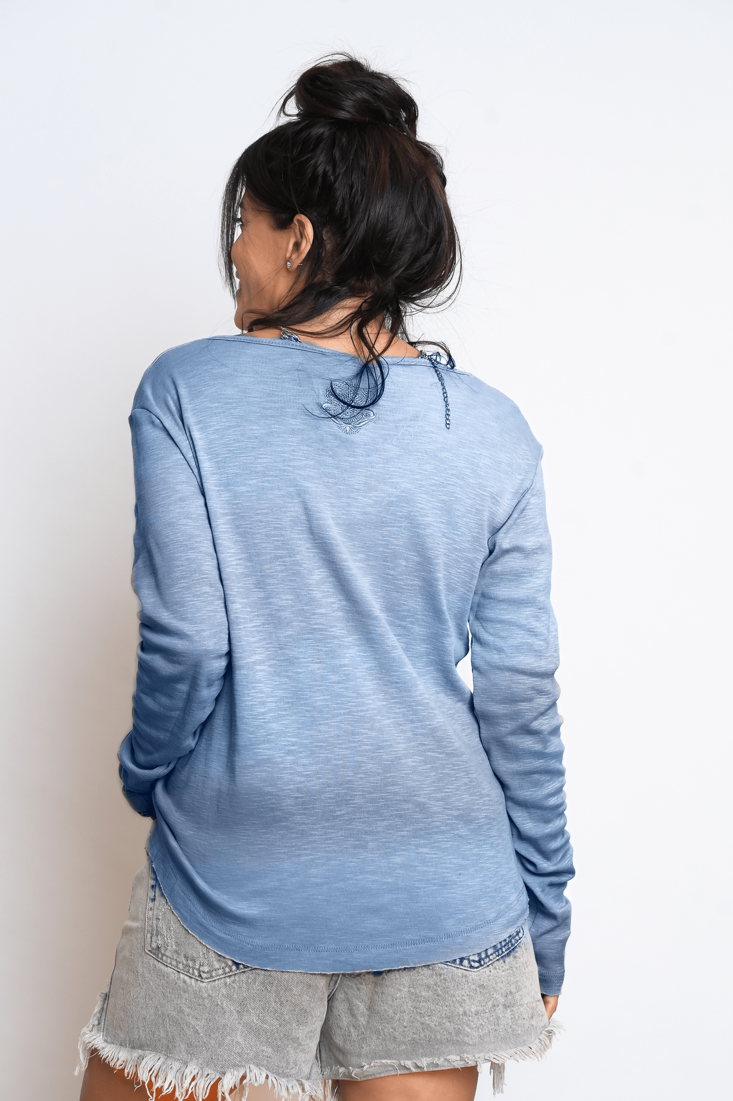 H SHIRT  חולצה תכלת בייסיק image 2