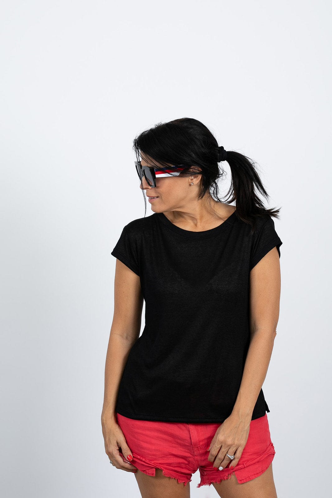 NEWHAVE  חולצה שחורה מפתח עגול image 6