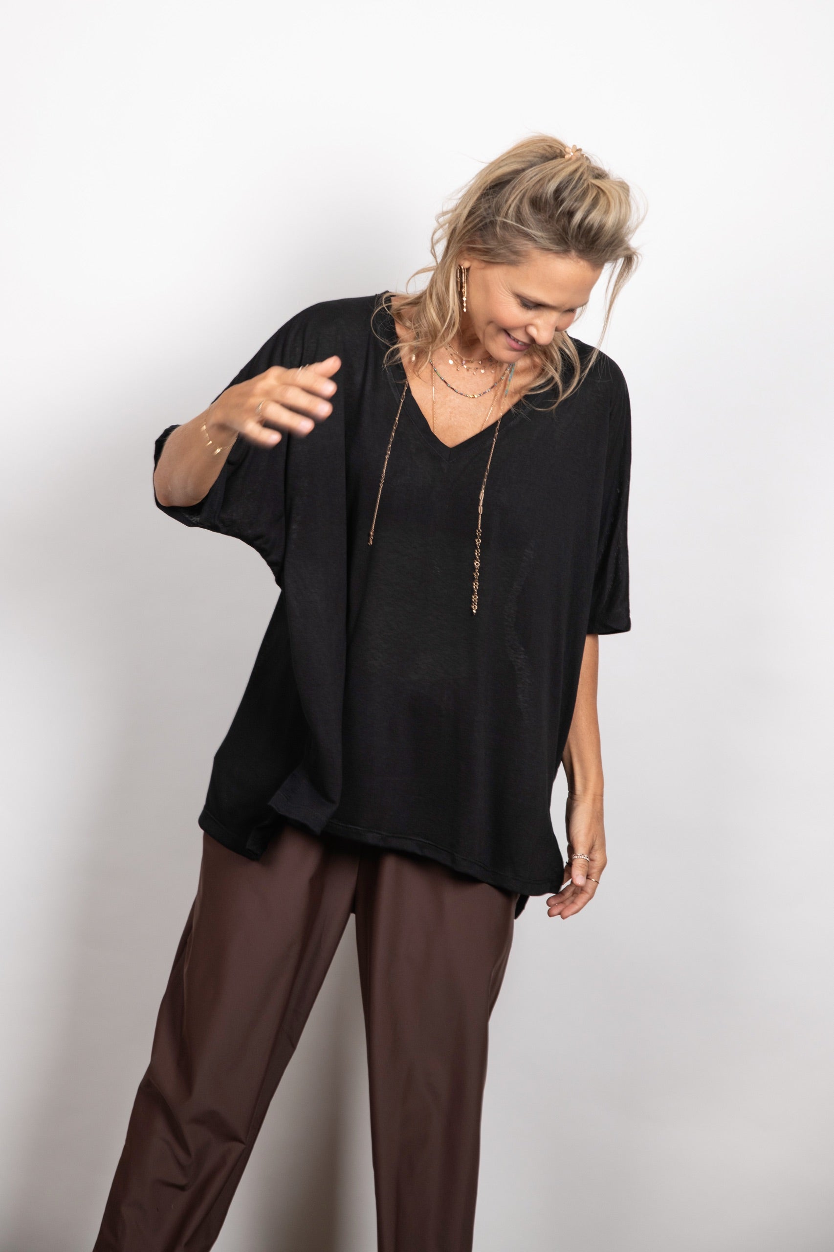 CLIO חולצה אוברסייז שחורה