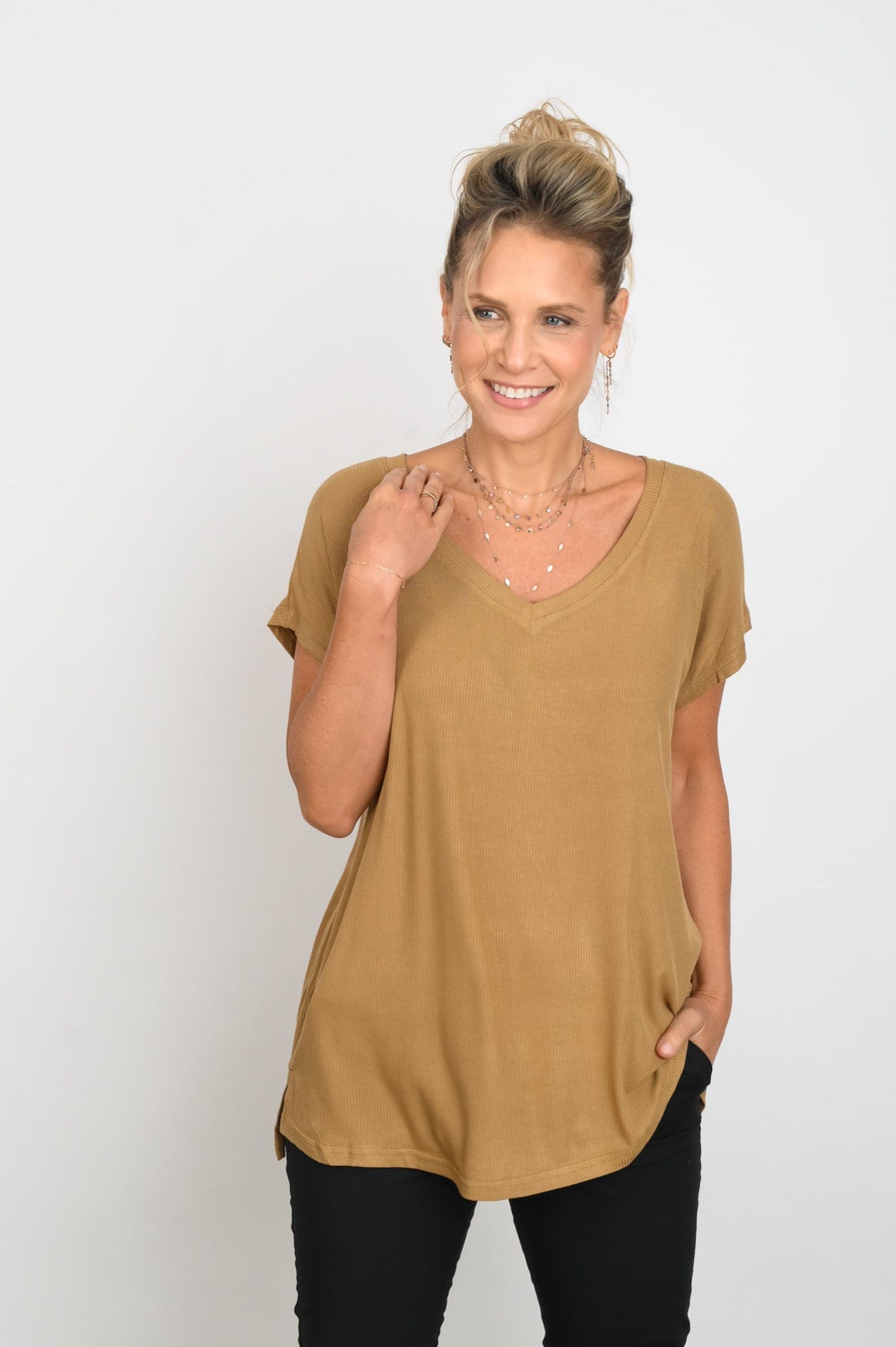 BE  V חולצה קאמל image 5