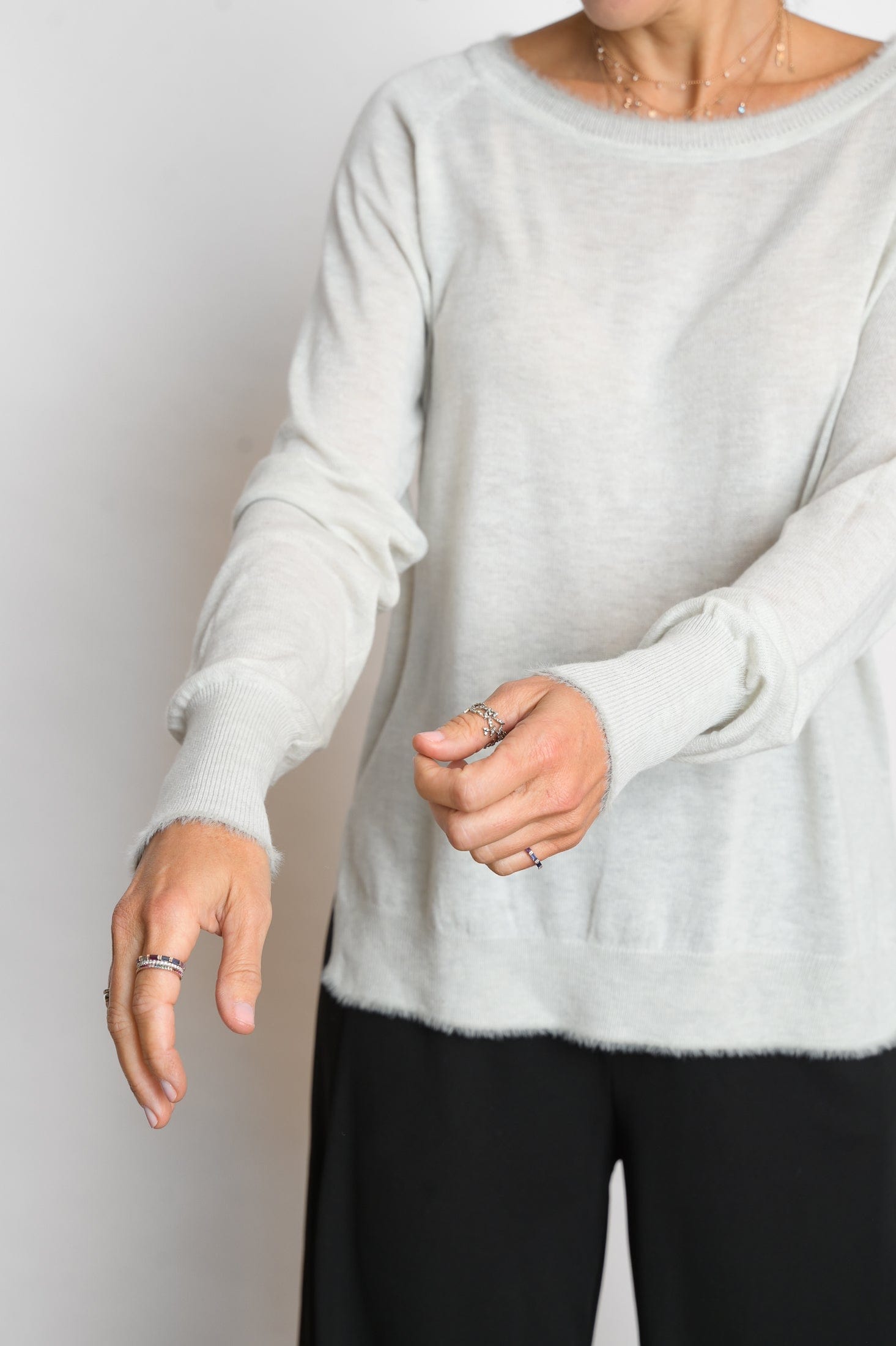 LIPSI סריג עגול אפורלבן מלאנז׳ image 4