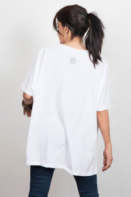 CLIO חולצה אוברסייז לבנה