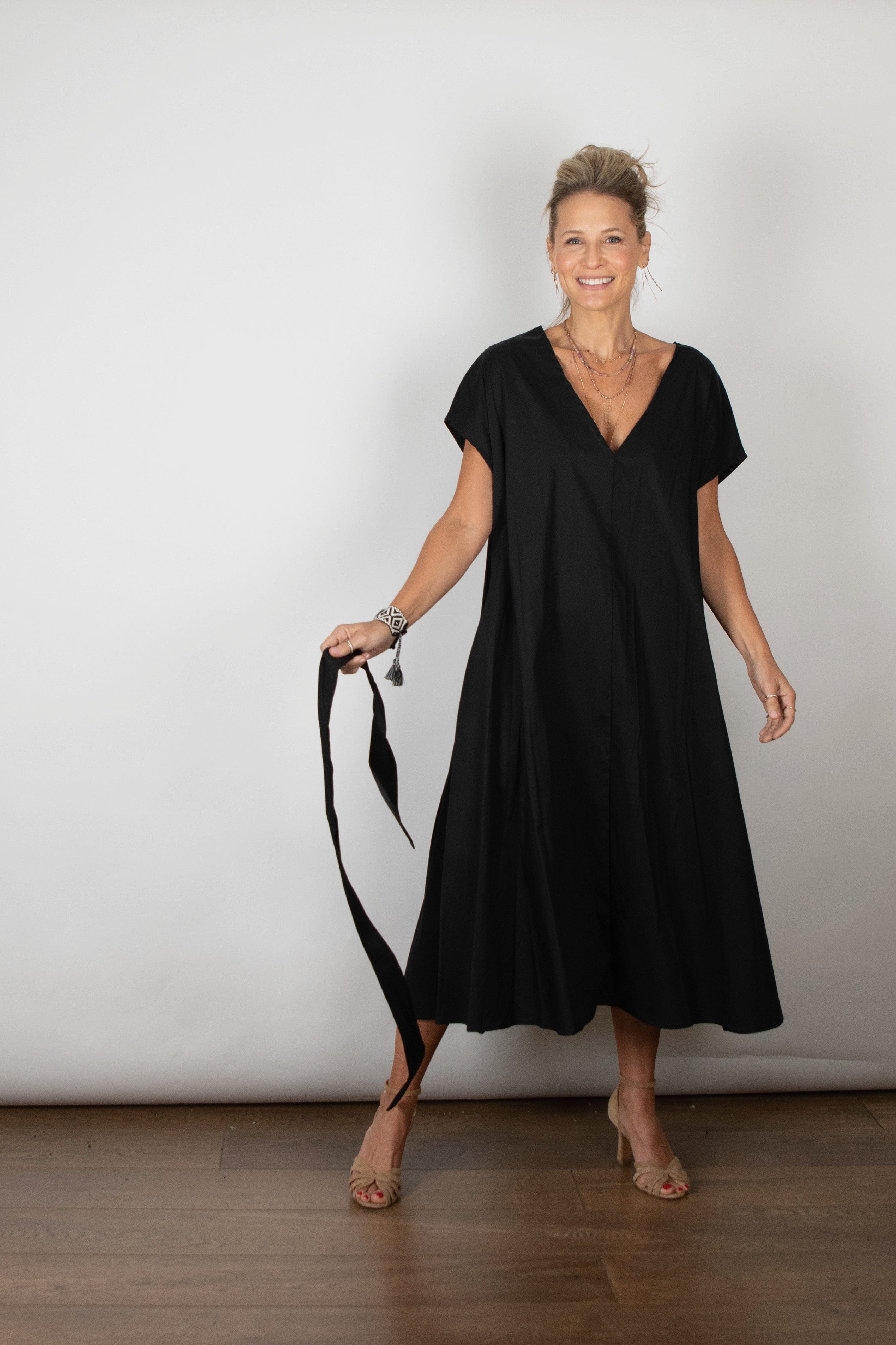 WINEHOUSE V שמלה שחורה אוברסייז image 7