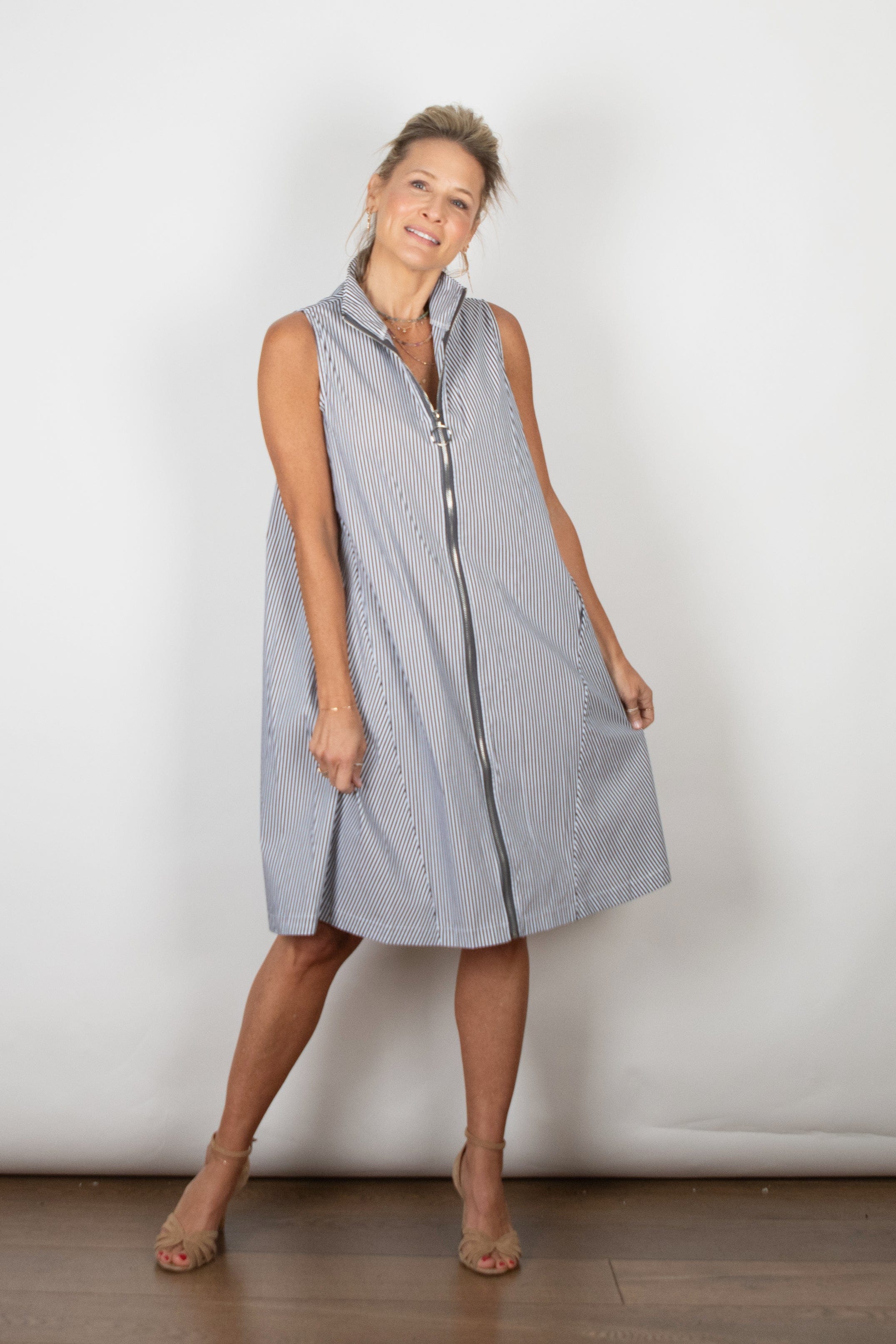 SHAKIRA  שמלה שחורה פסים לבן ריצ׳רצ image 1