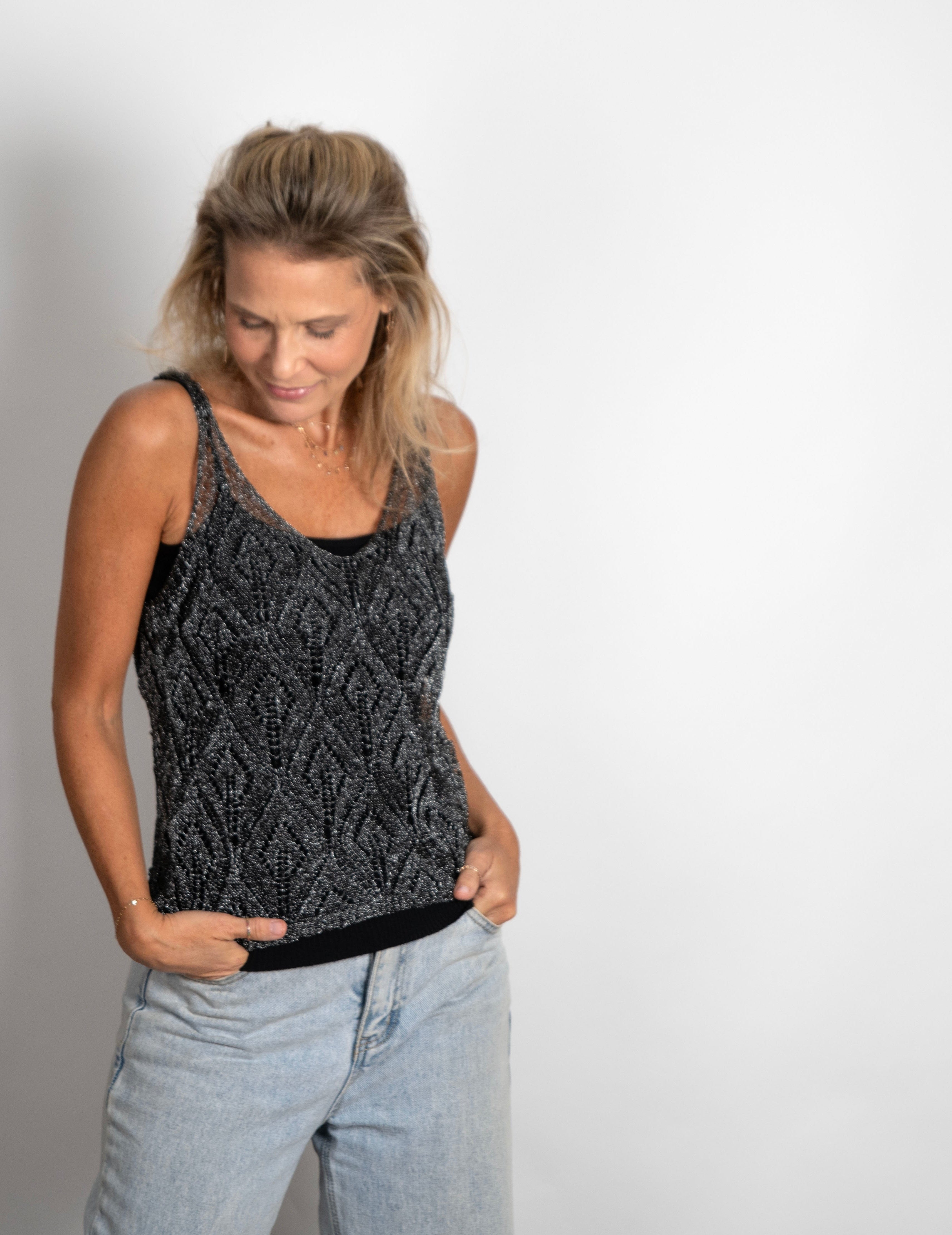 ALLICIA גופיית מנצנצת שחורה image 8