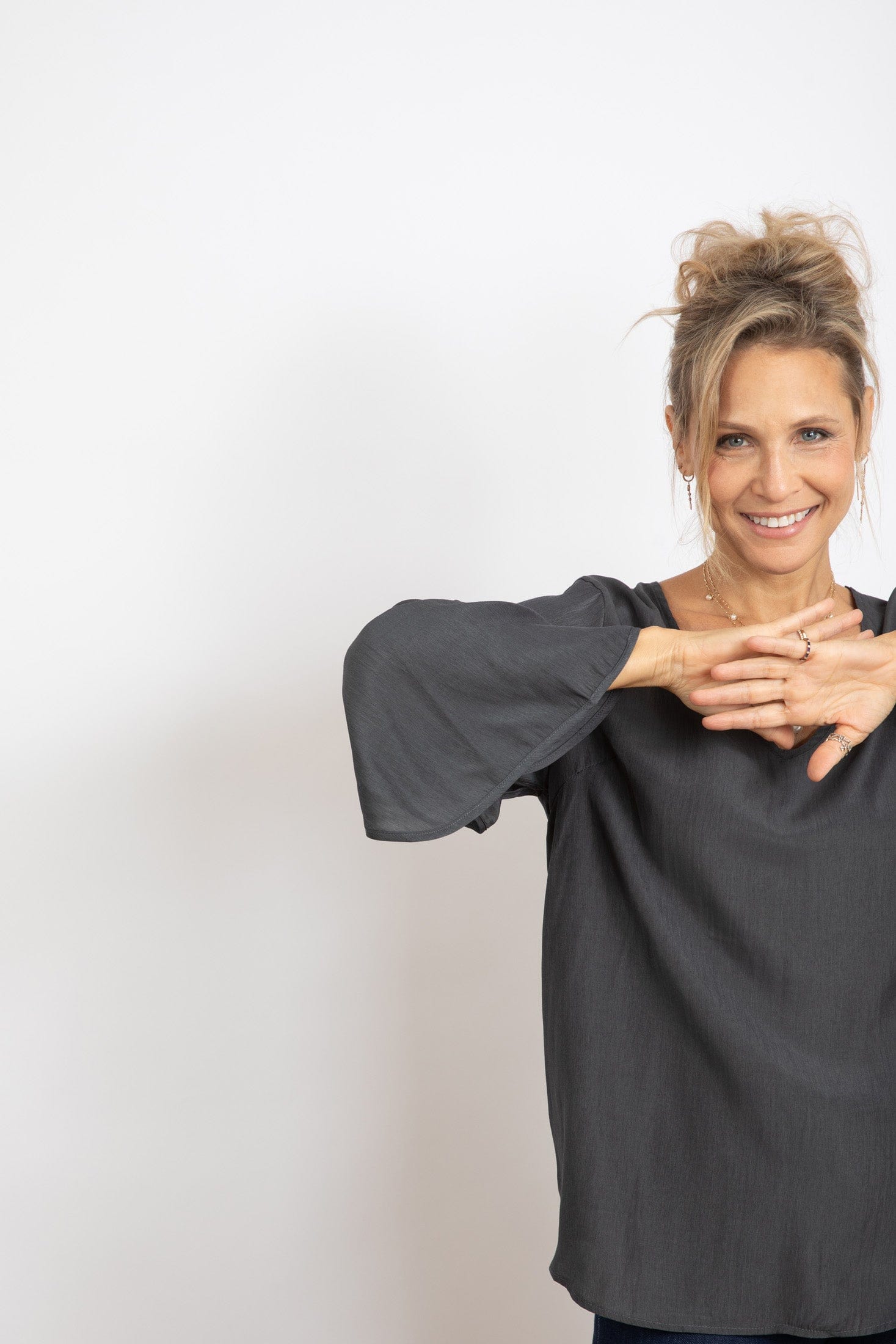 AVLON חולצה אפורה image 5