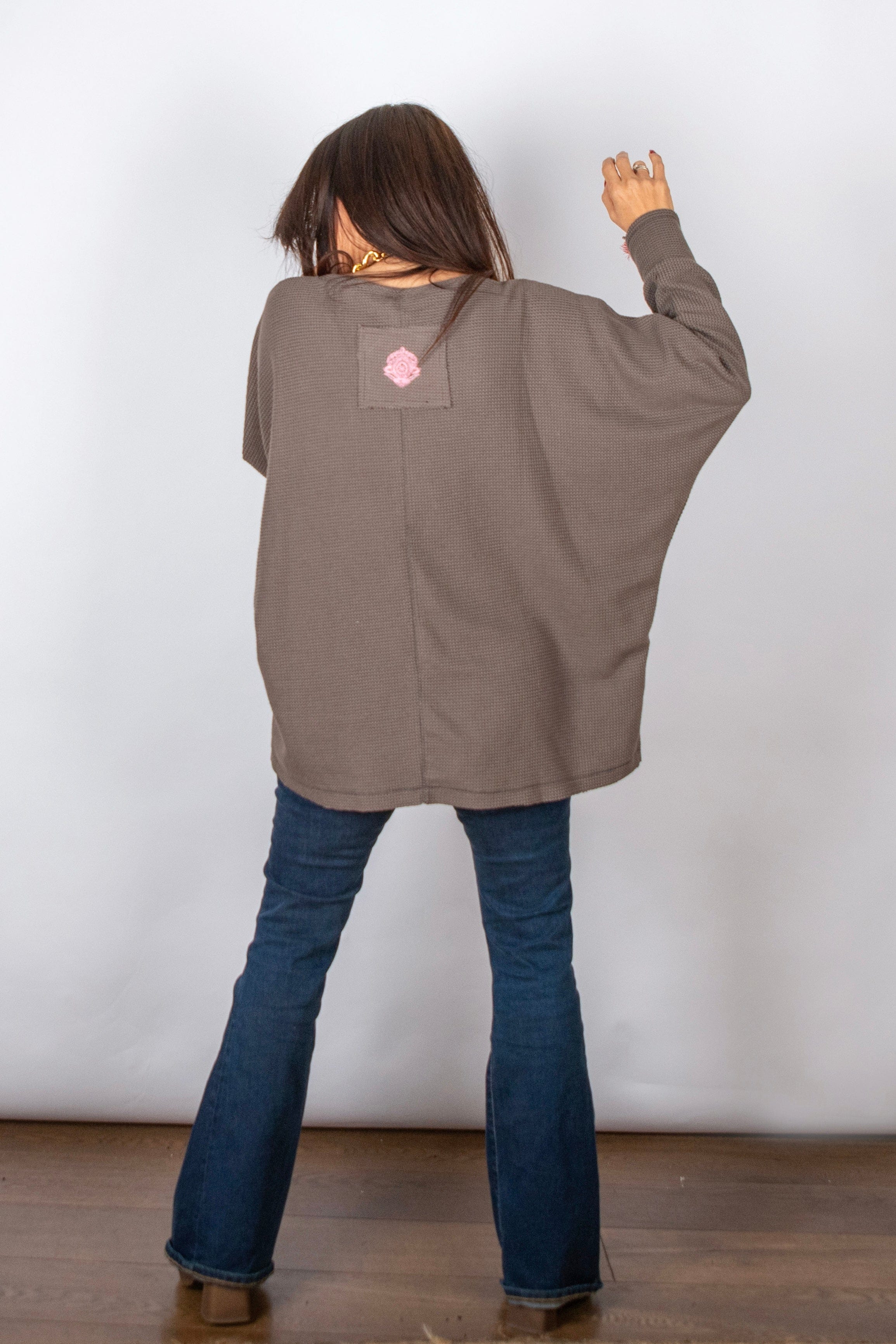 RIKI חולצת אוברסייז וופל image 11