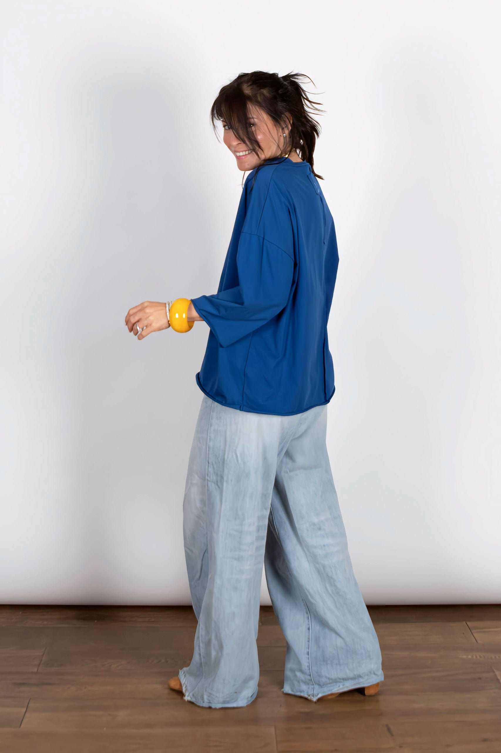 DANIEL כחולה V חולצה אוברסייז image 7