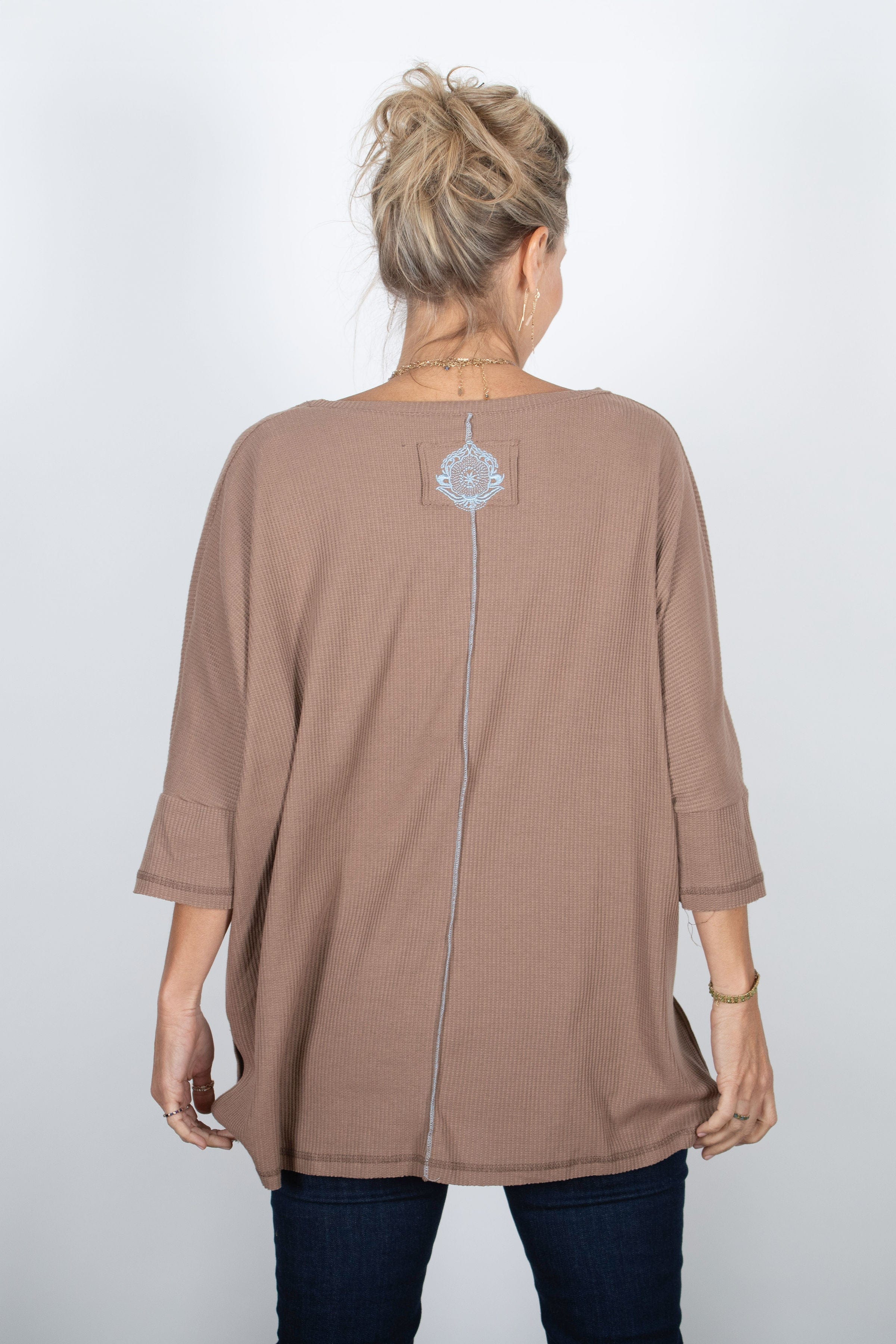 BABL חולצת אוברסייז קאמל וופל image 10