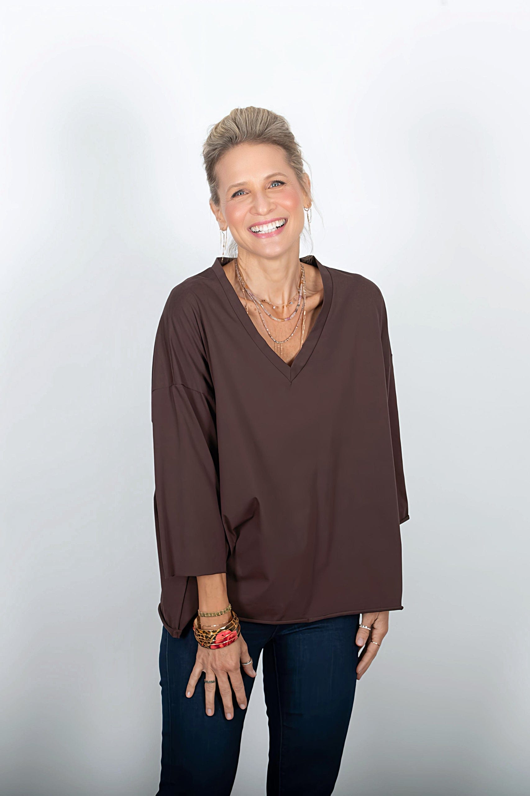 DANIEL חומה V חולצה אוברסייז image 2