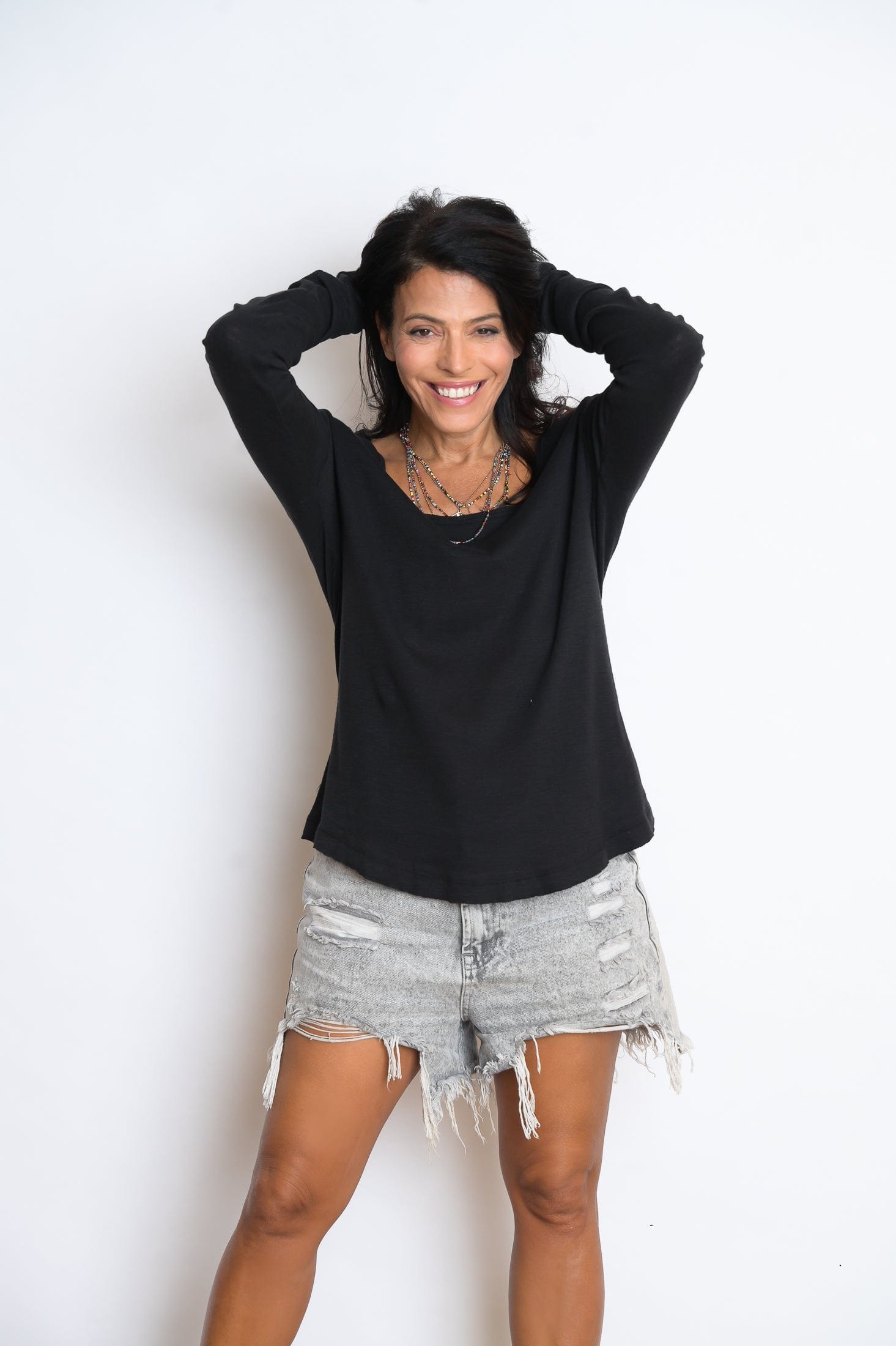 H SHIRT חולצה בייסיק שחורה image 4