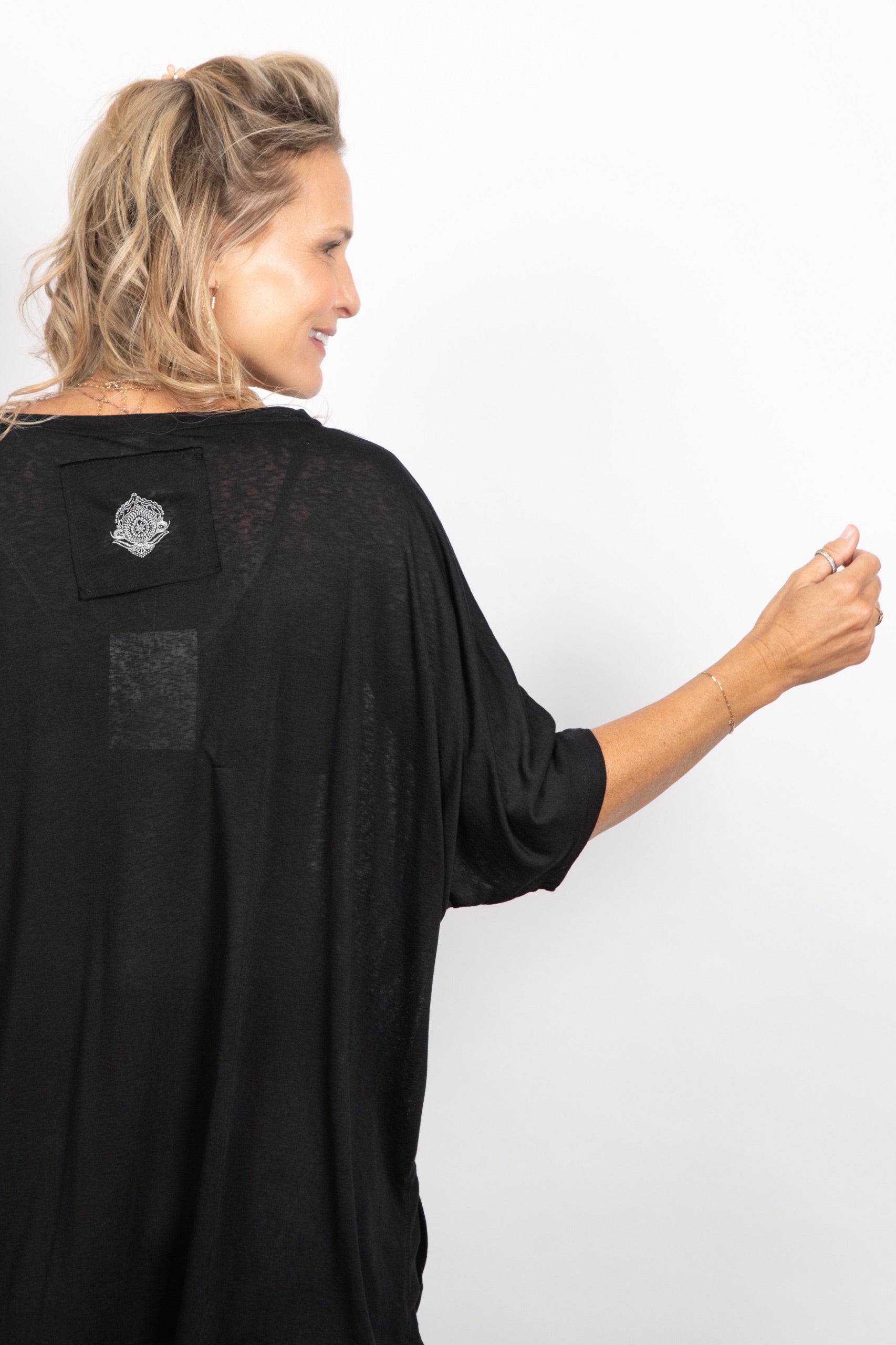 CLIO חולצה אוברסייז שחורה