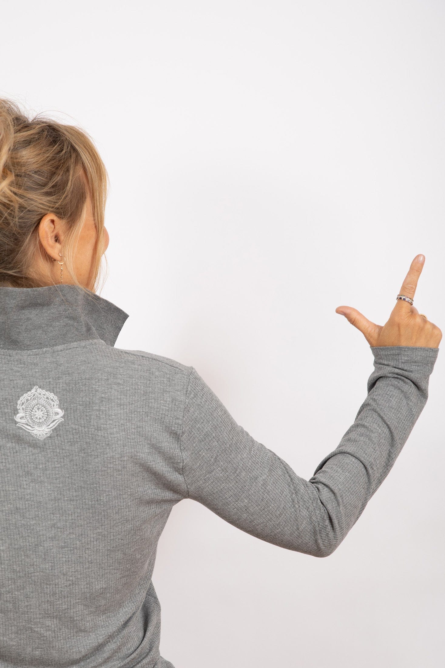 I SHIRT  חולצה אפורה image 3