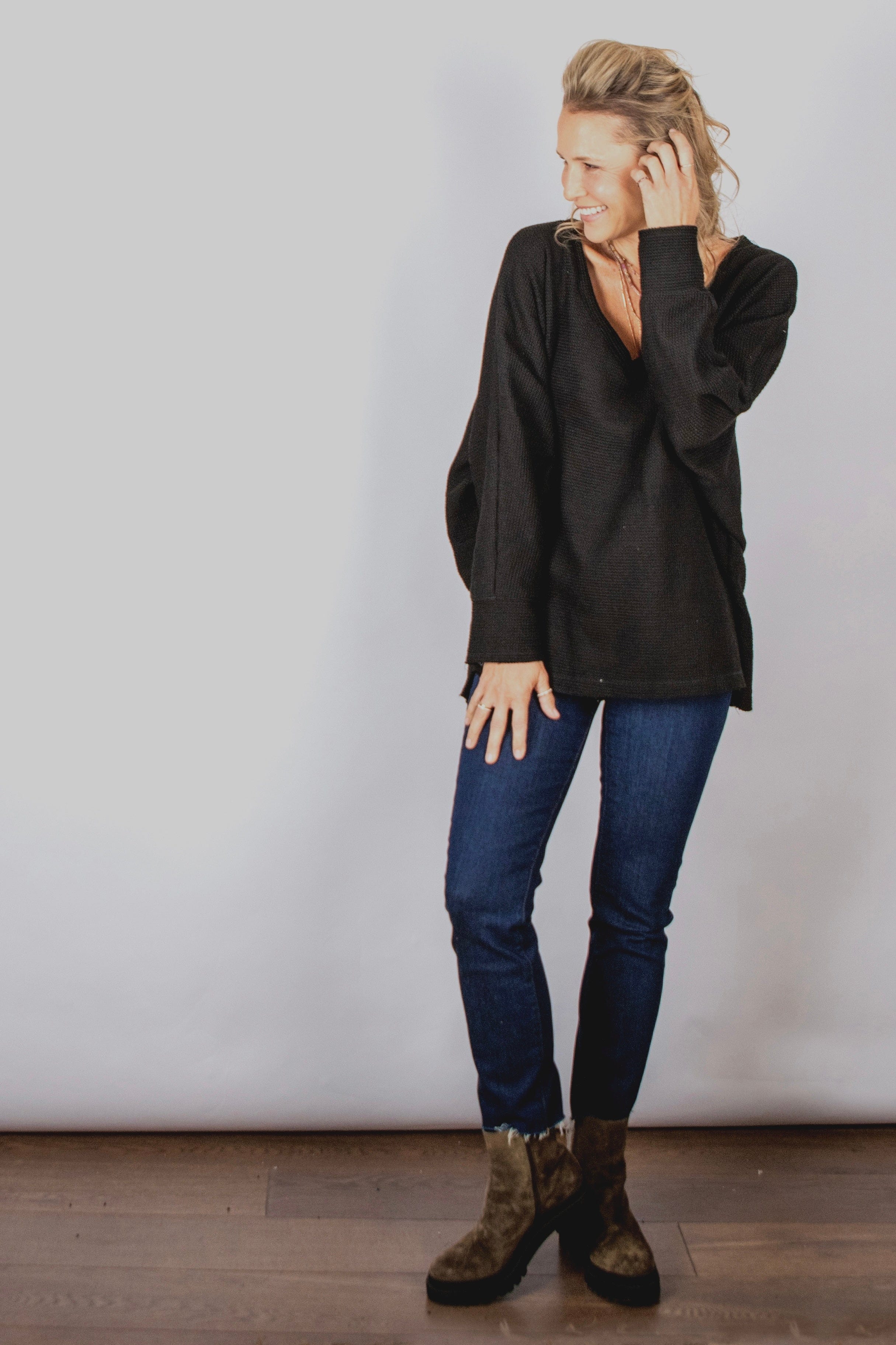 RIKI חולצת אוברסייז שחורה וופל image 2