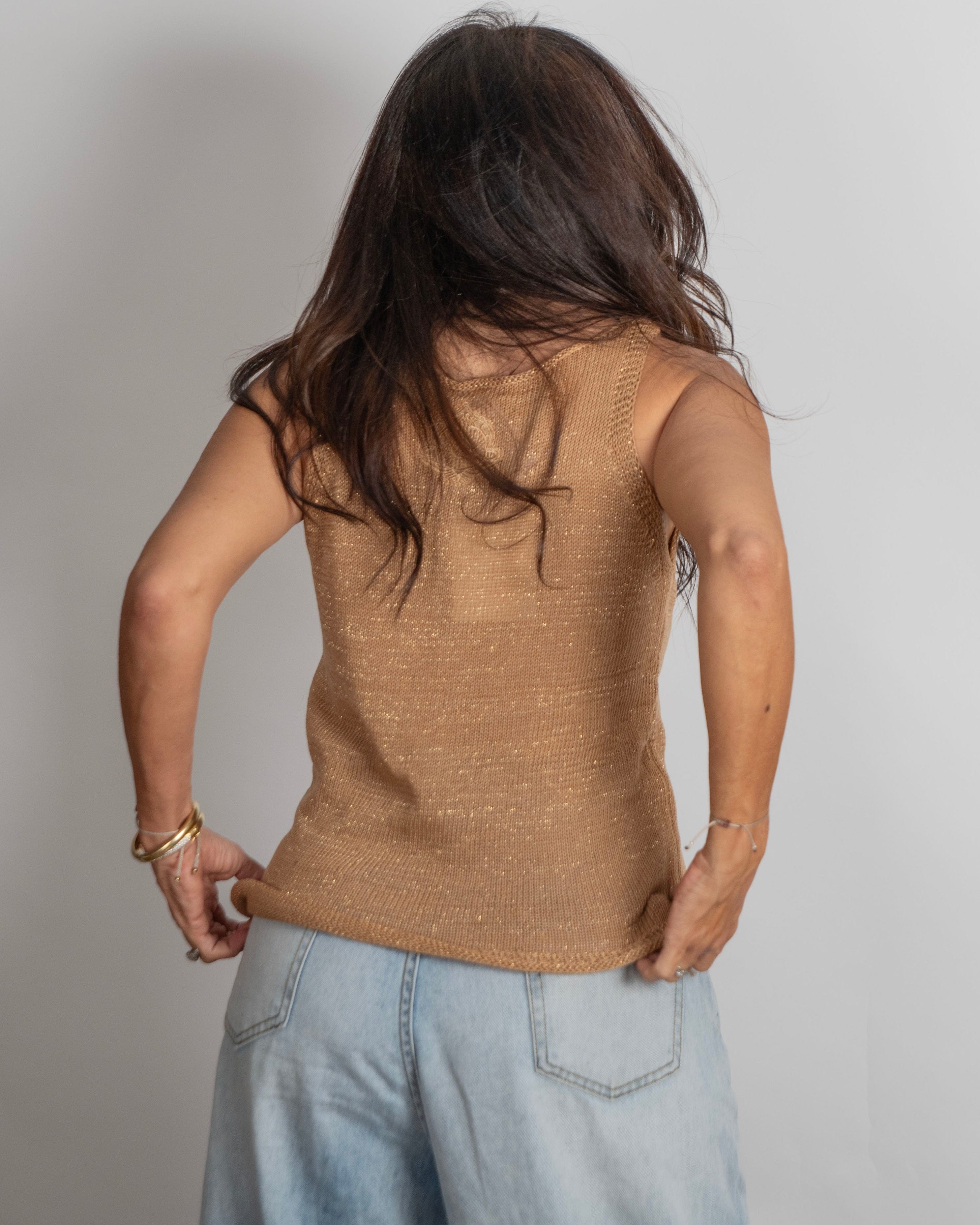 AMY  גופיית סריג קאמל מוזהב image 6