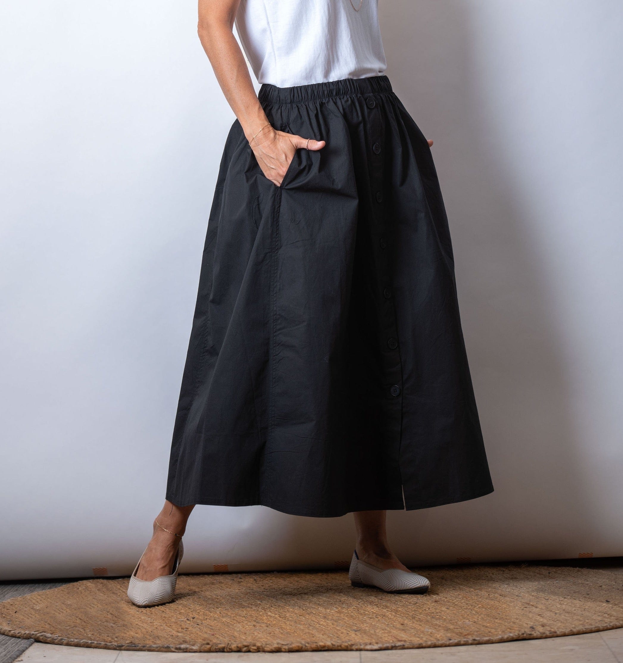 A חצאית כפתורים שחורה image 0