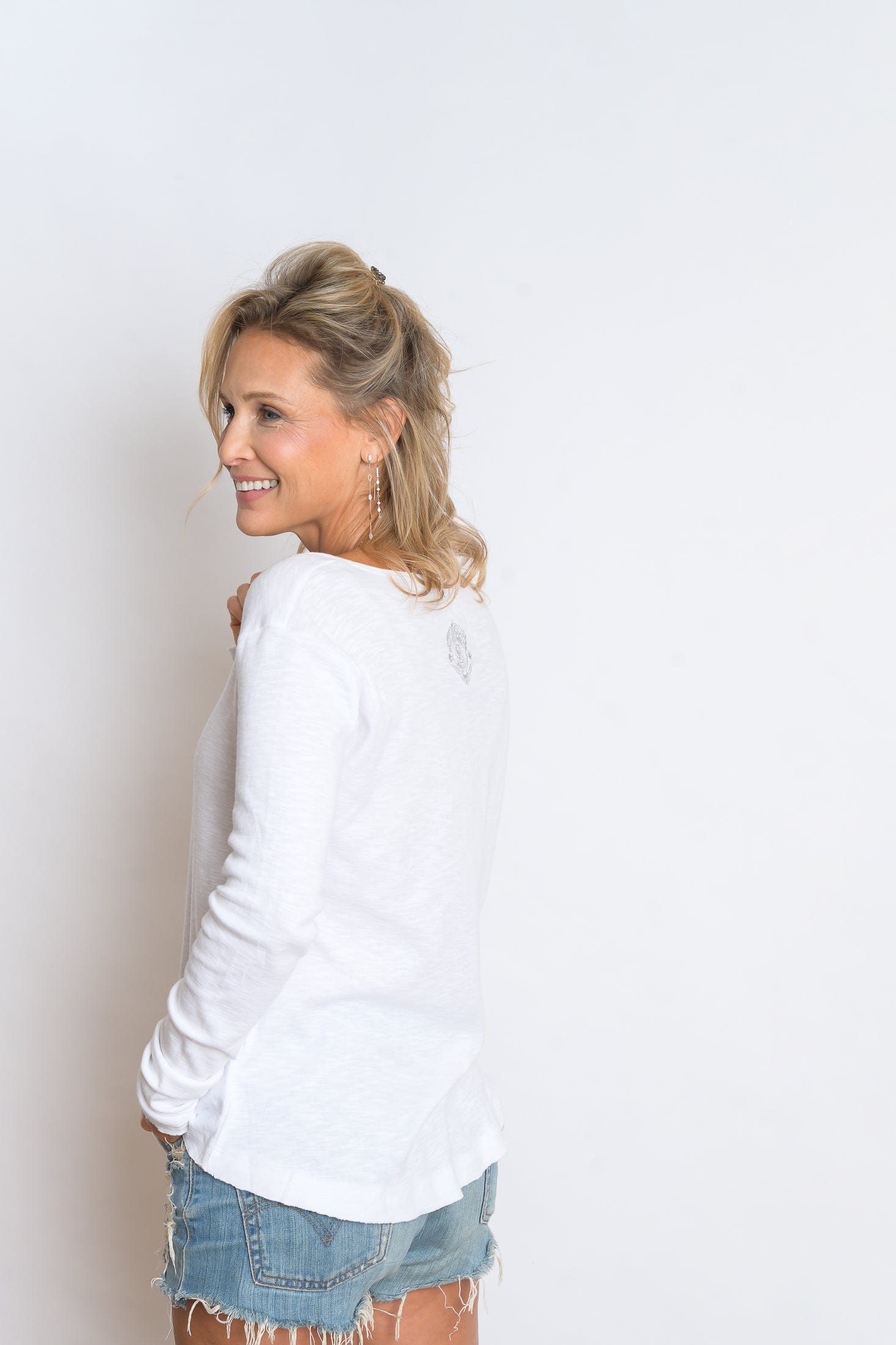 H SHIRT חולצה בייסיק לבנה image 5