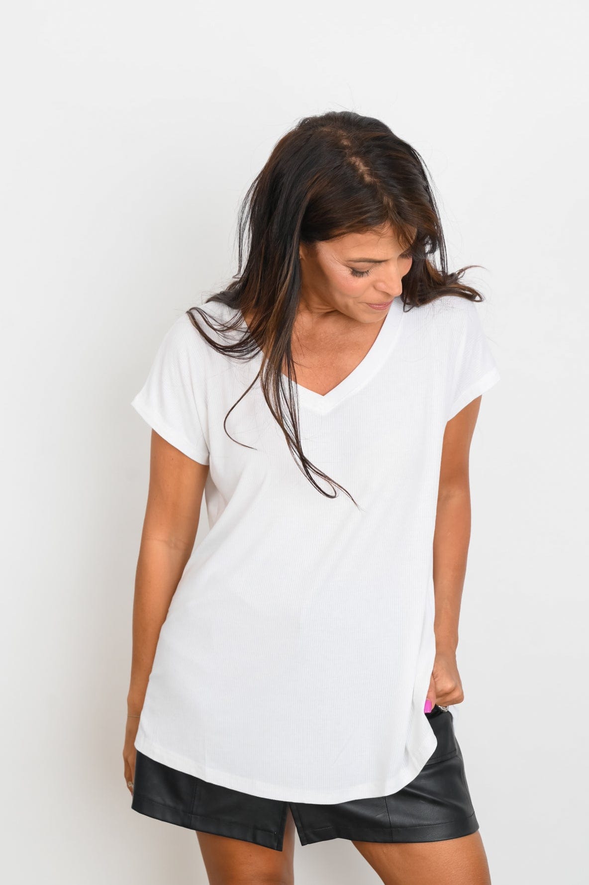 BE  V חולצה לבנה image 3