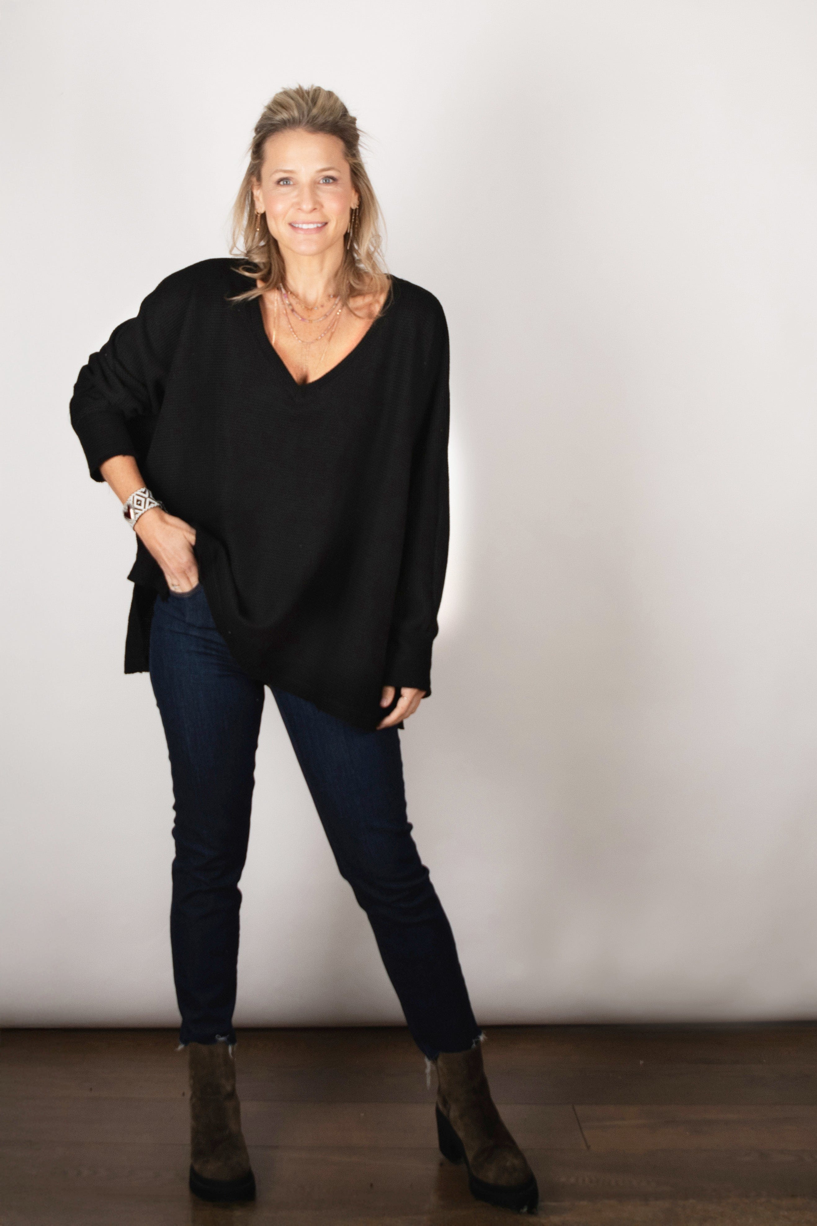 RIKI חולצת אוברסייז שחורה וופל image 11