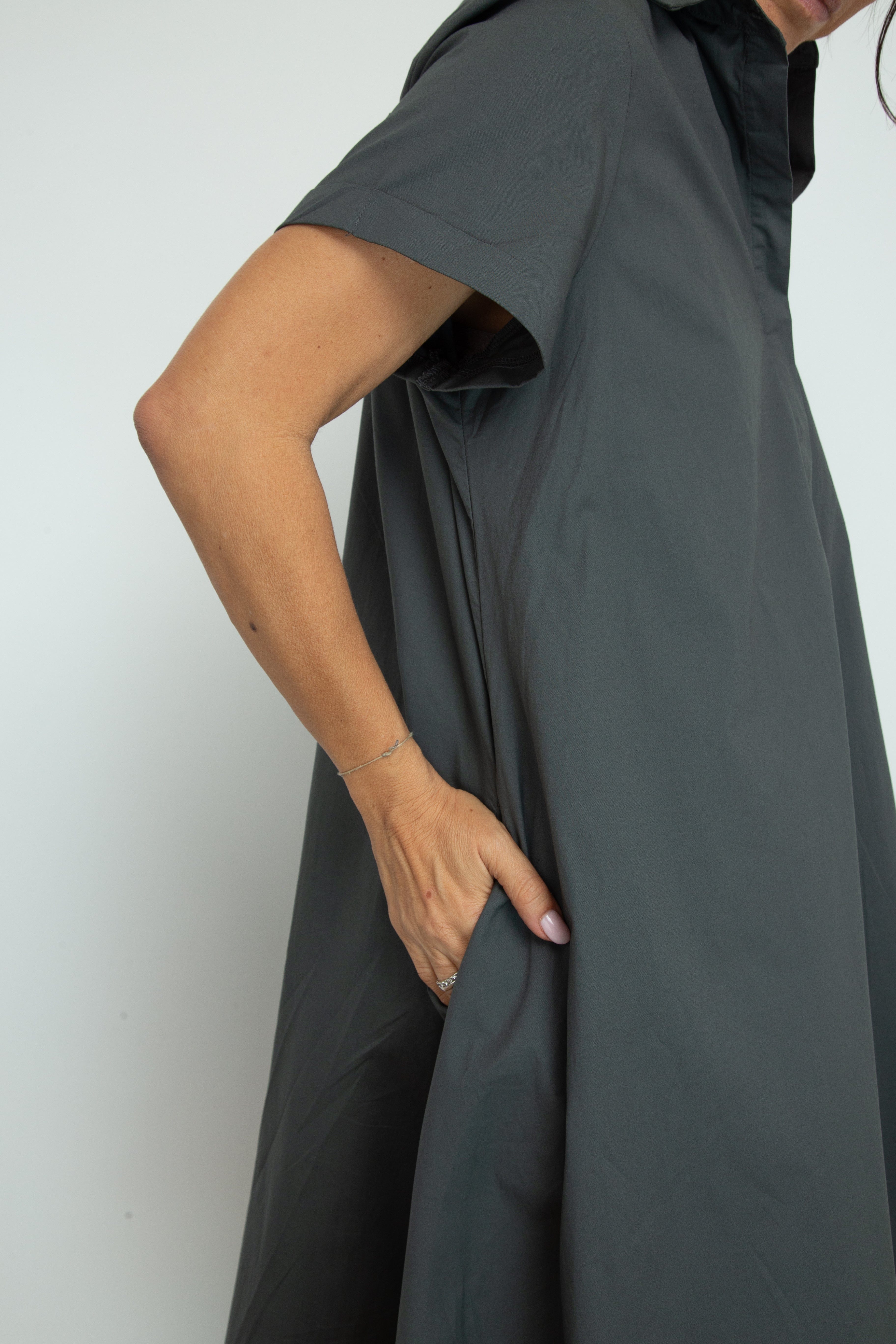 THREE   שמלה אוברסייז אפורה image 6