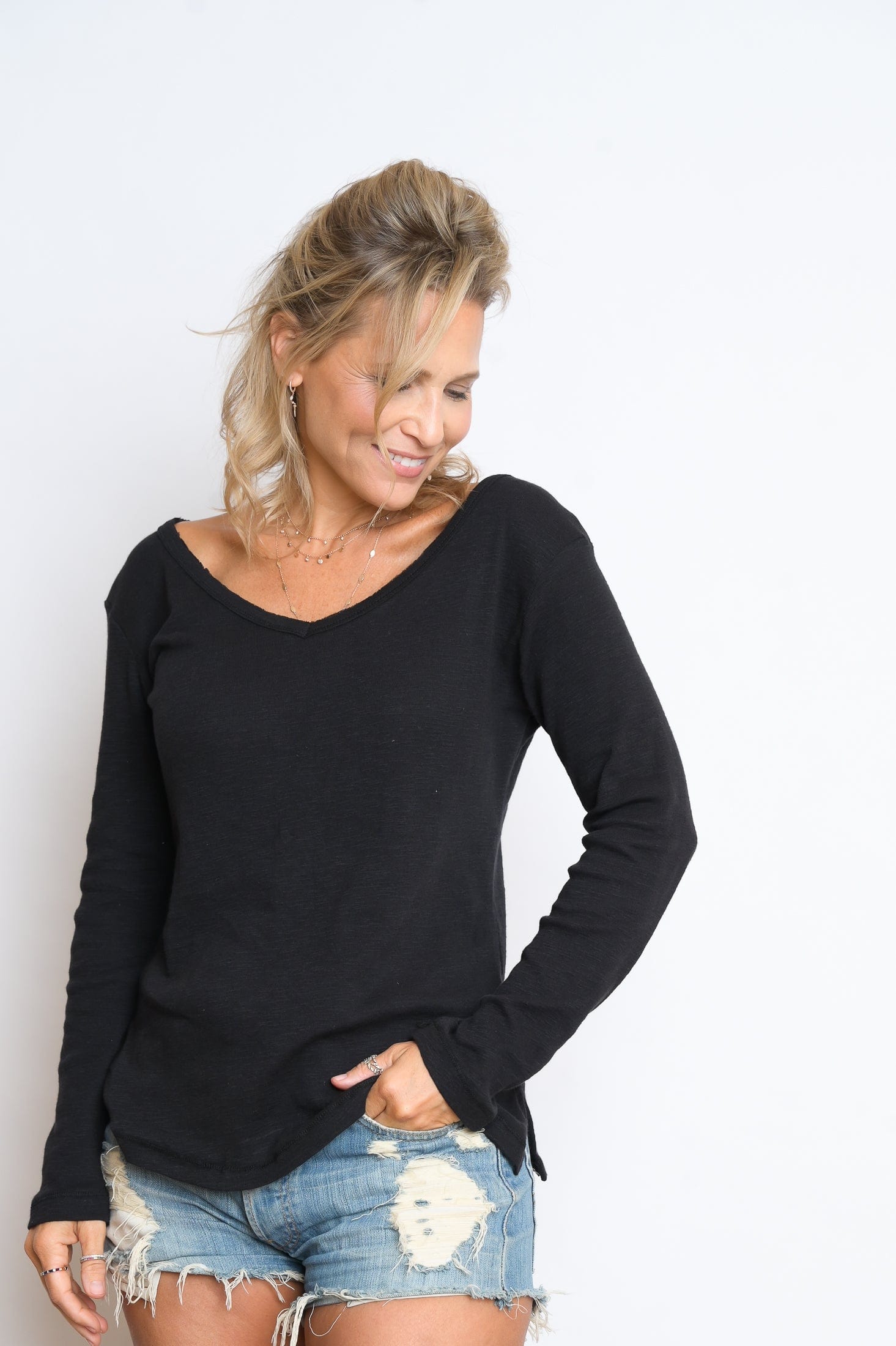 E SHIRT שחורה V חולצה image 2