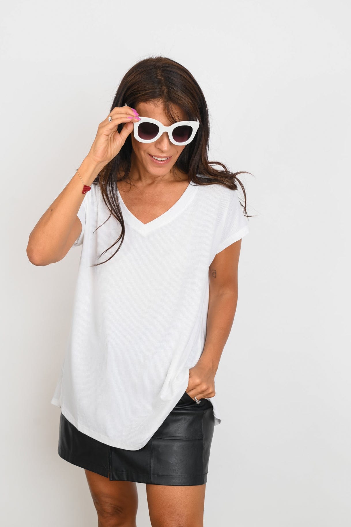 BE  V חולצה לבנה image 5