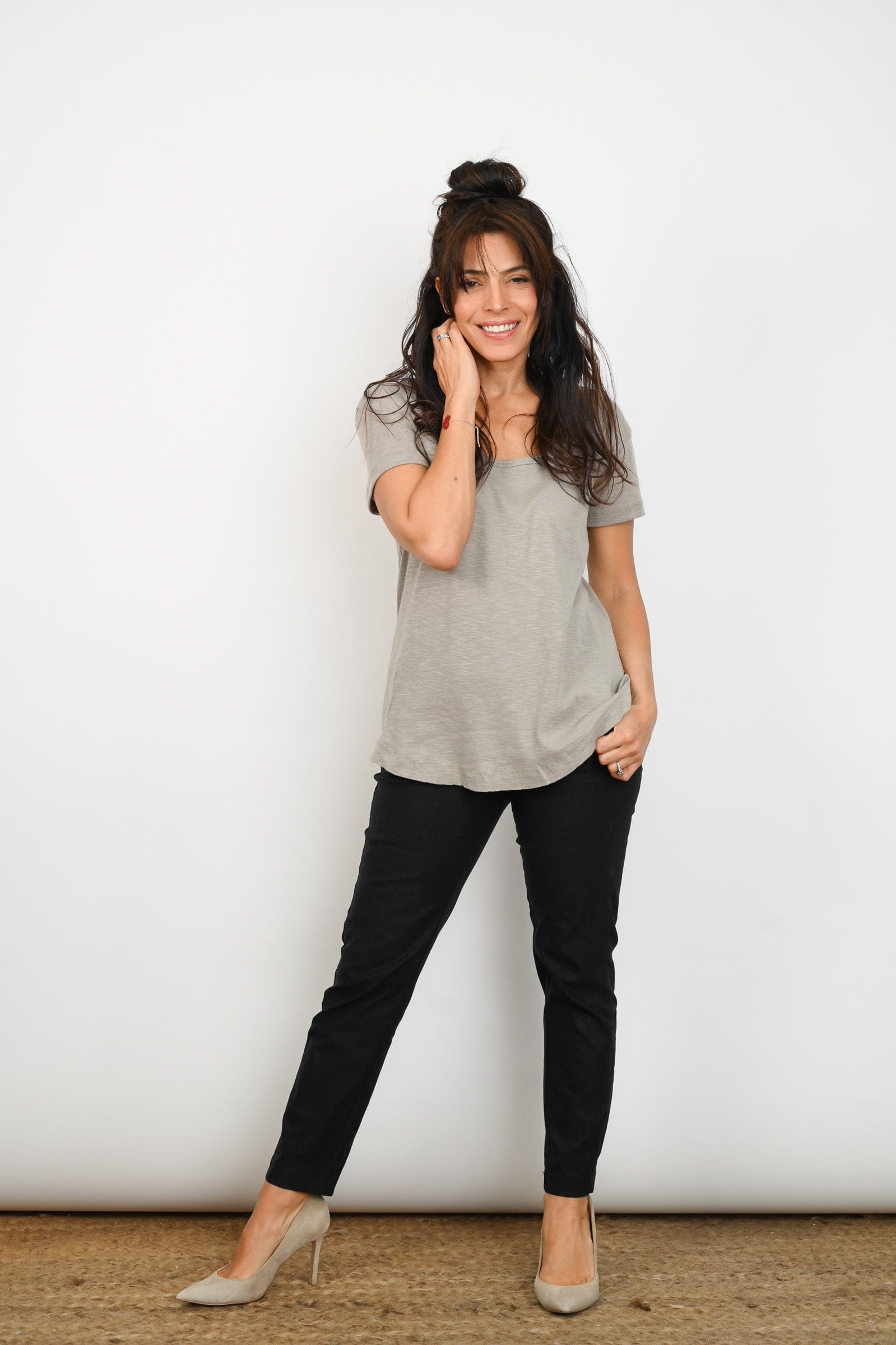 H SHIRT חולצה אפורה קצרה image 6