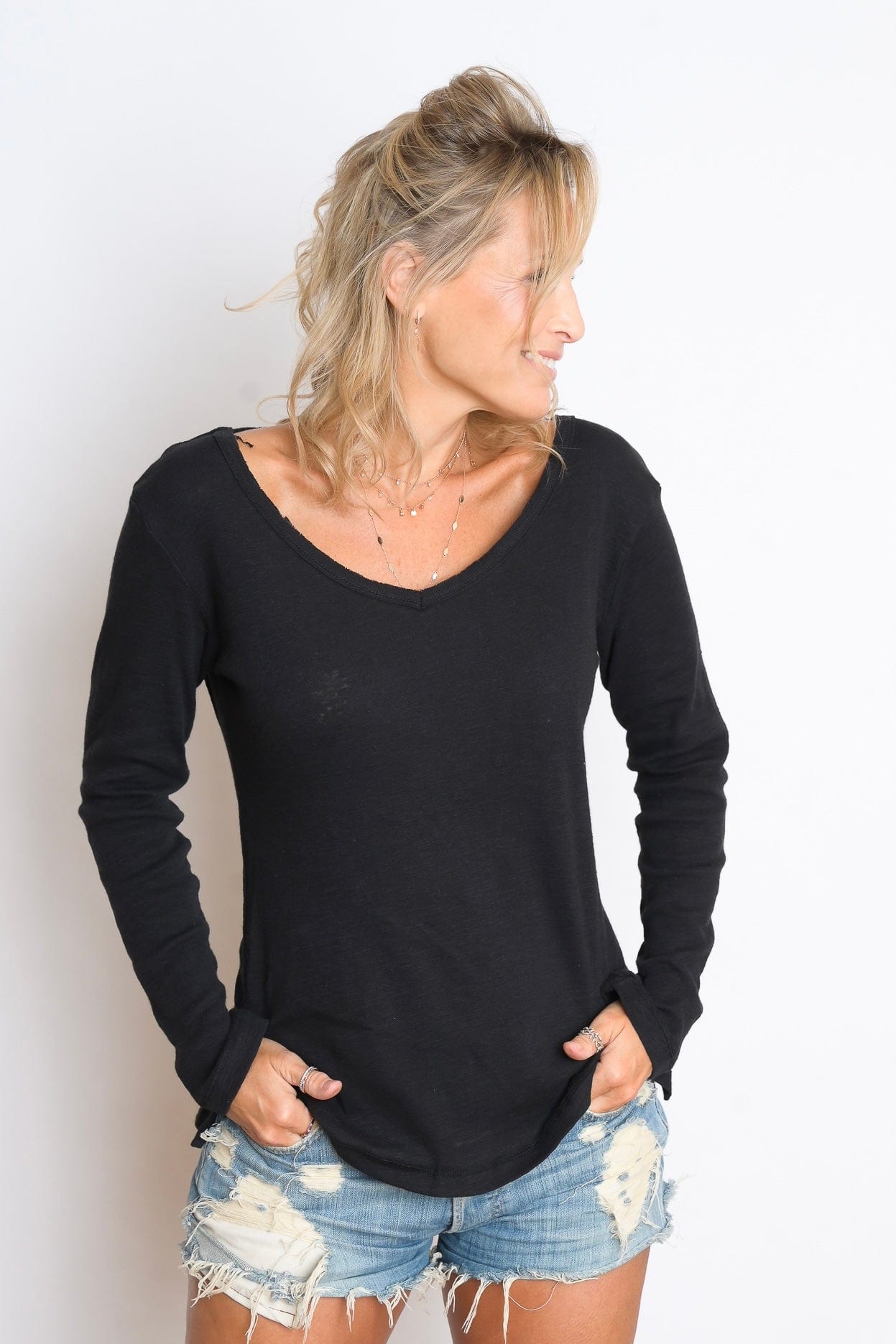 E SHIRT שחורה V חולצה image 0