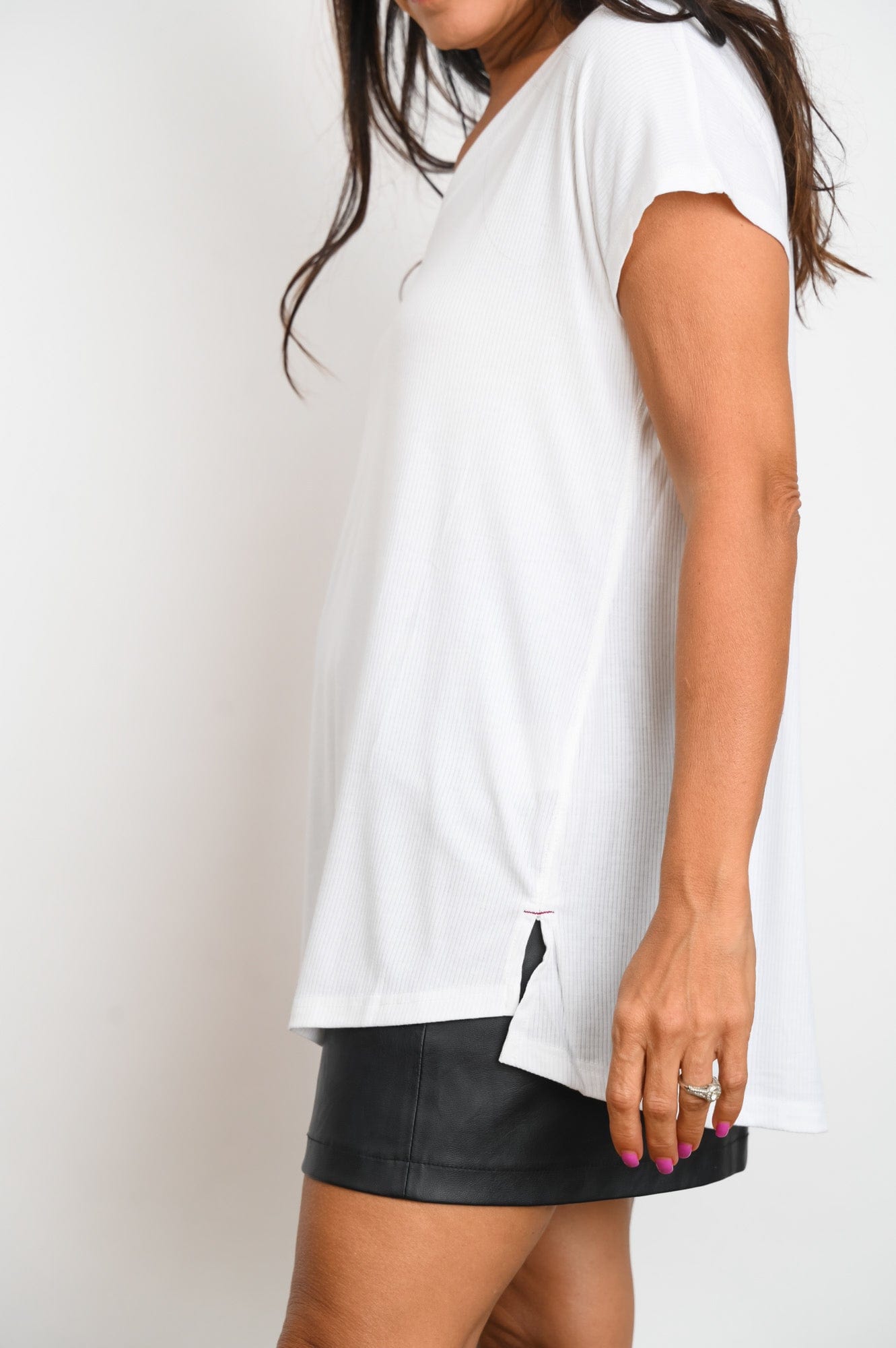 BE  V חולצה לבנה image 1