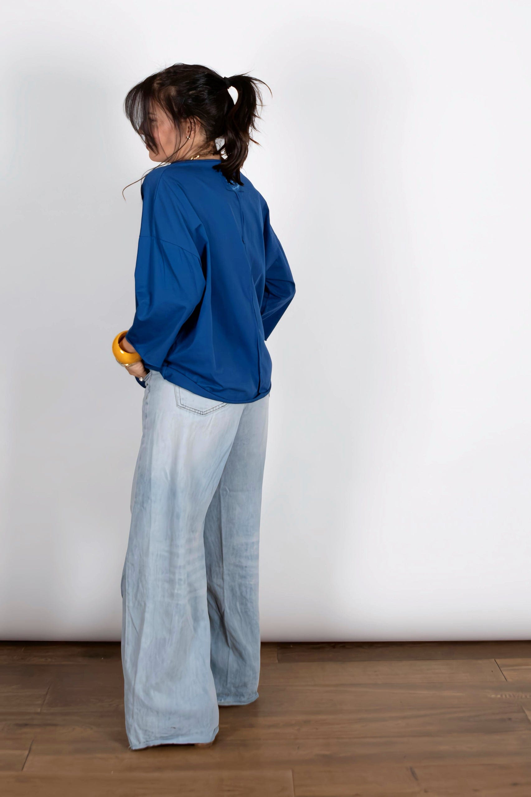 DANIEL כחולה V חולצה אוברסייז image 9