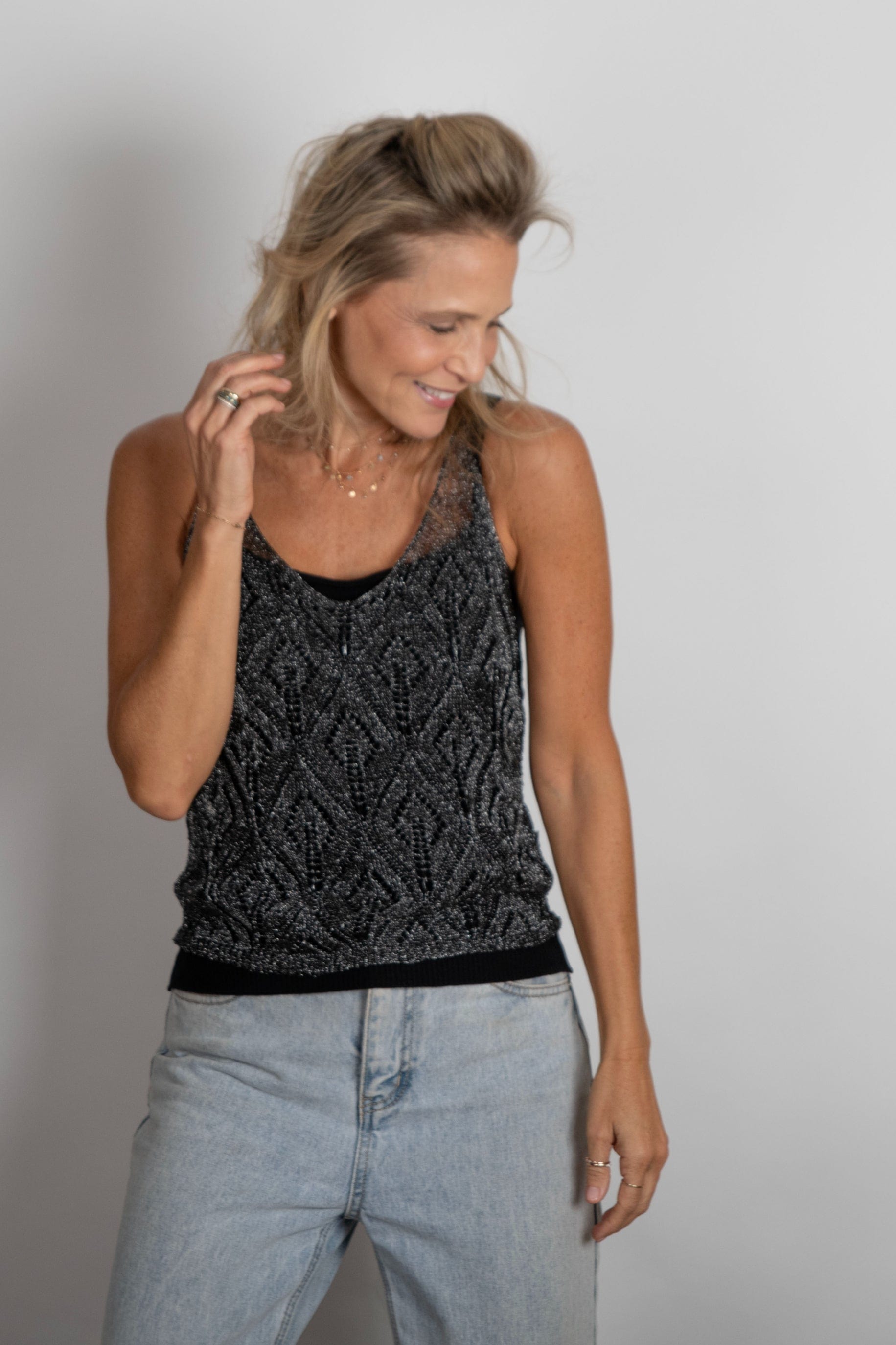 ALLICIA גופיית מנצנצת שחורה image 10