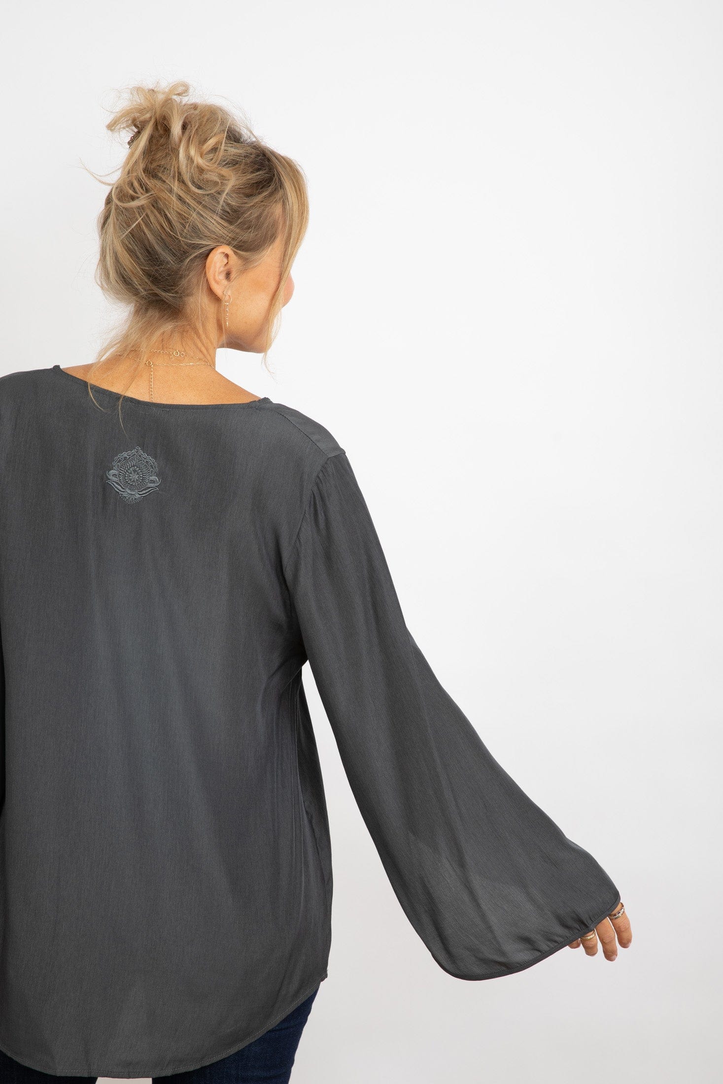 AVLON חולצה אפורה image 4