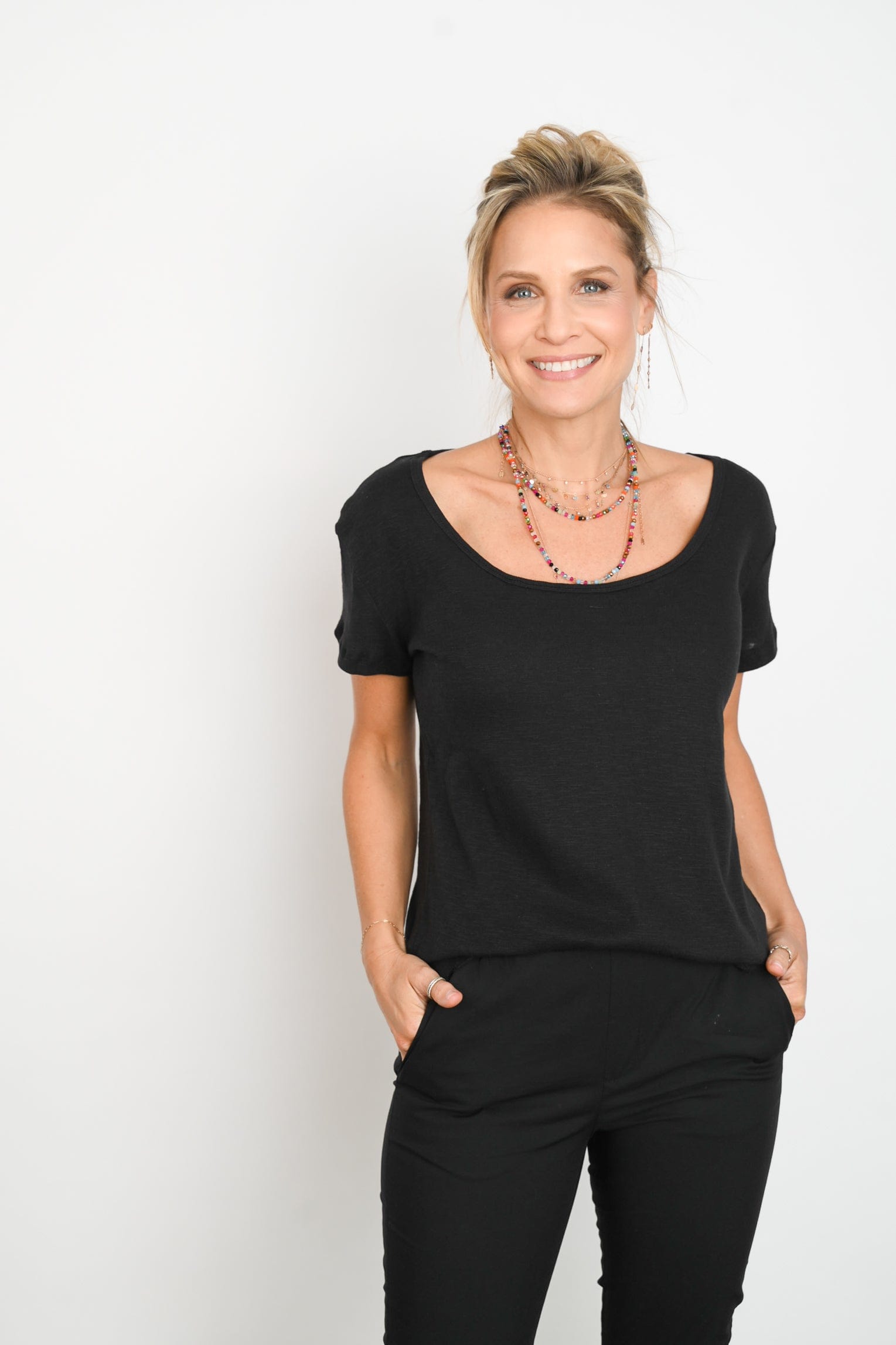 H SHIRT חולצה שחורה קצרה image 3