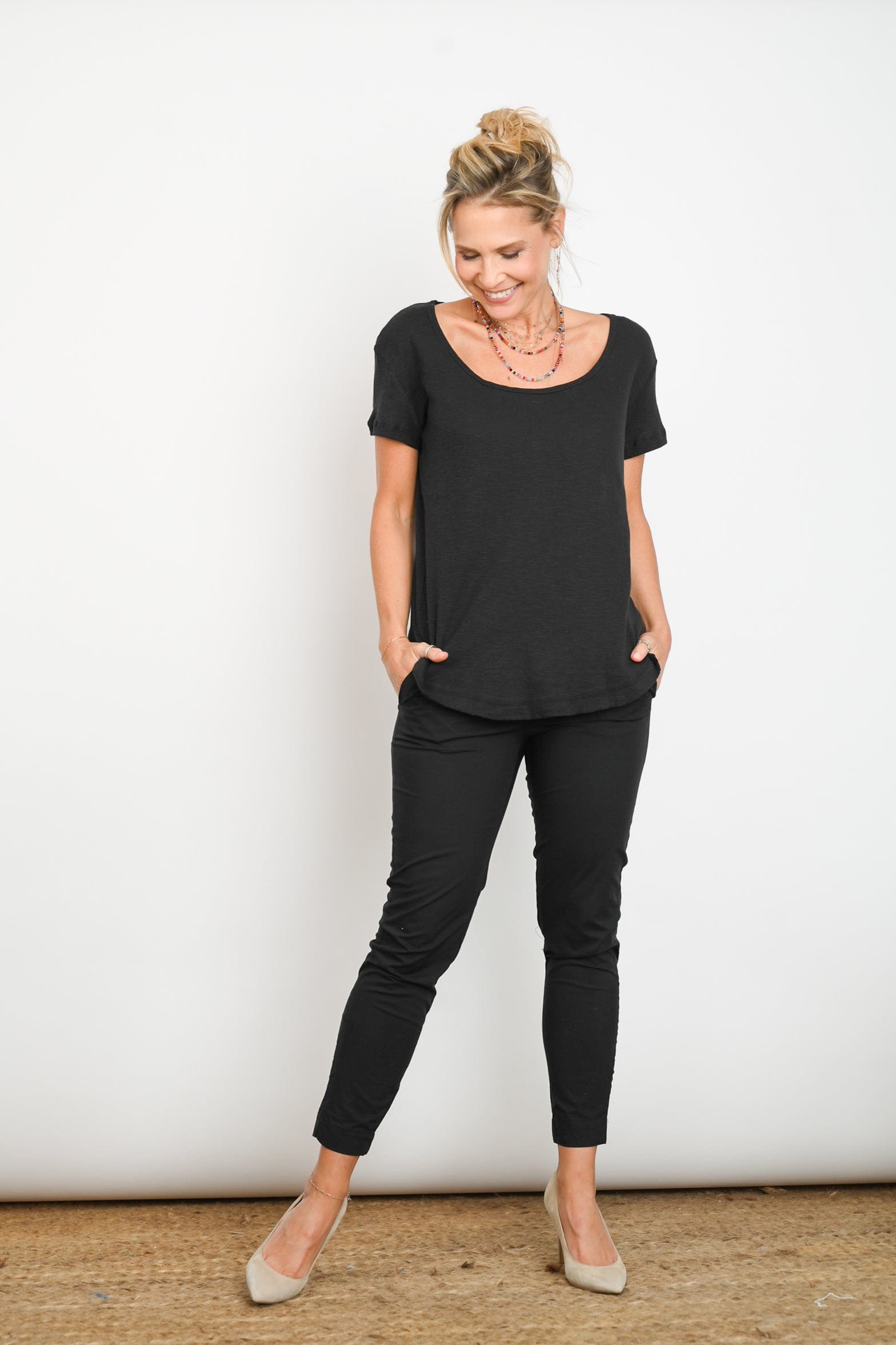 H SHIRT חולצה שחורה קצרה image 5