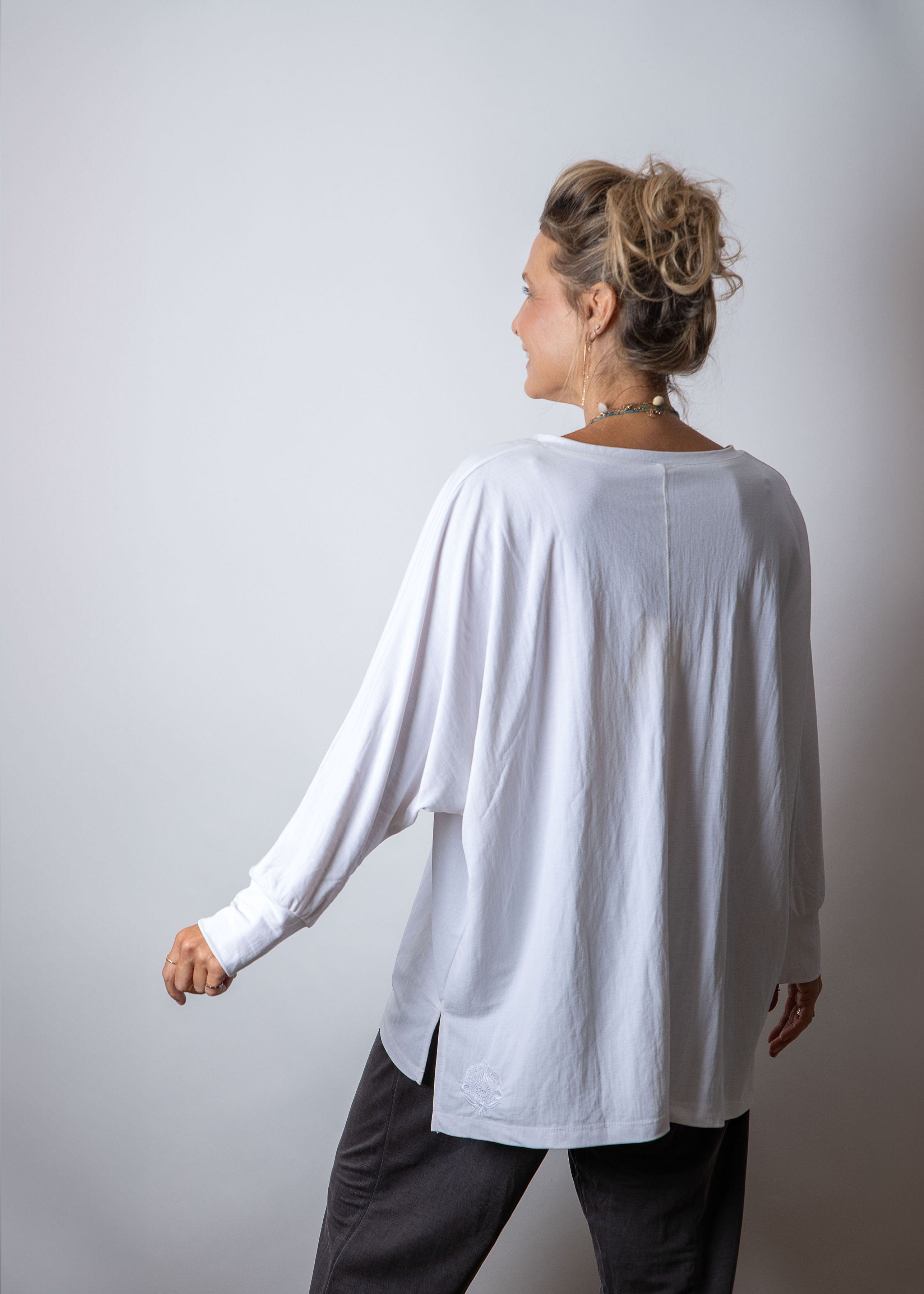 MESIKA V חולצה לבנה אוברסייז image 2