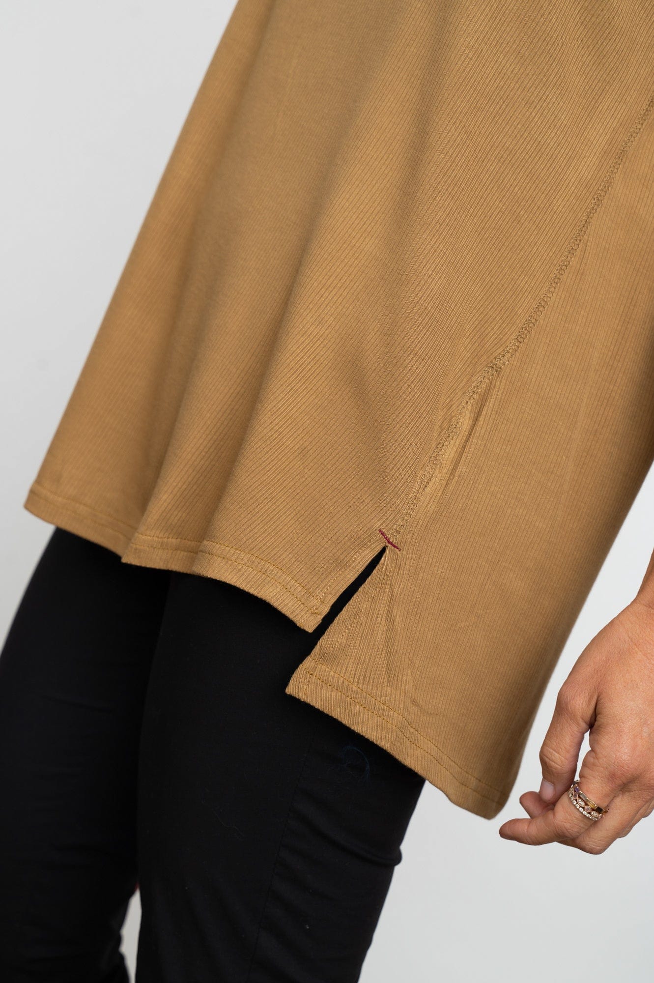 BE  V חולצה קאמל image 2