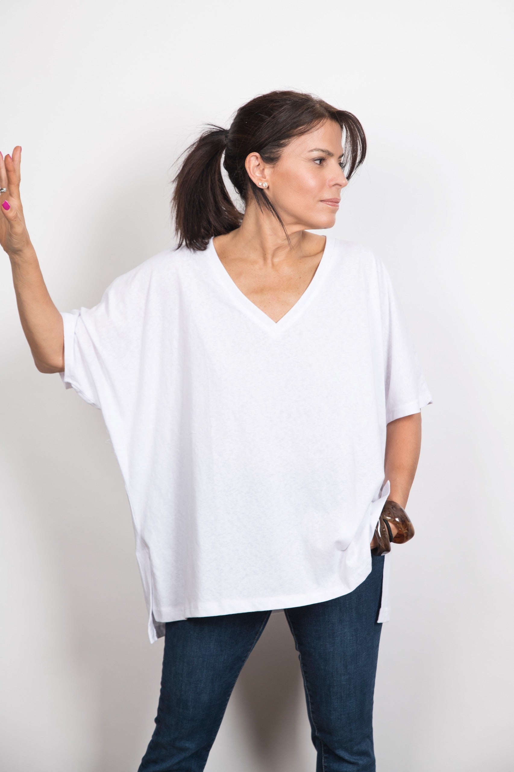 CLIO חולצה אוברסייז לבנה