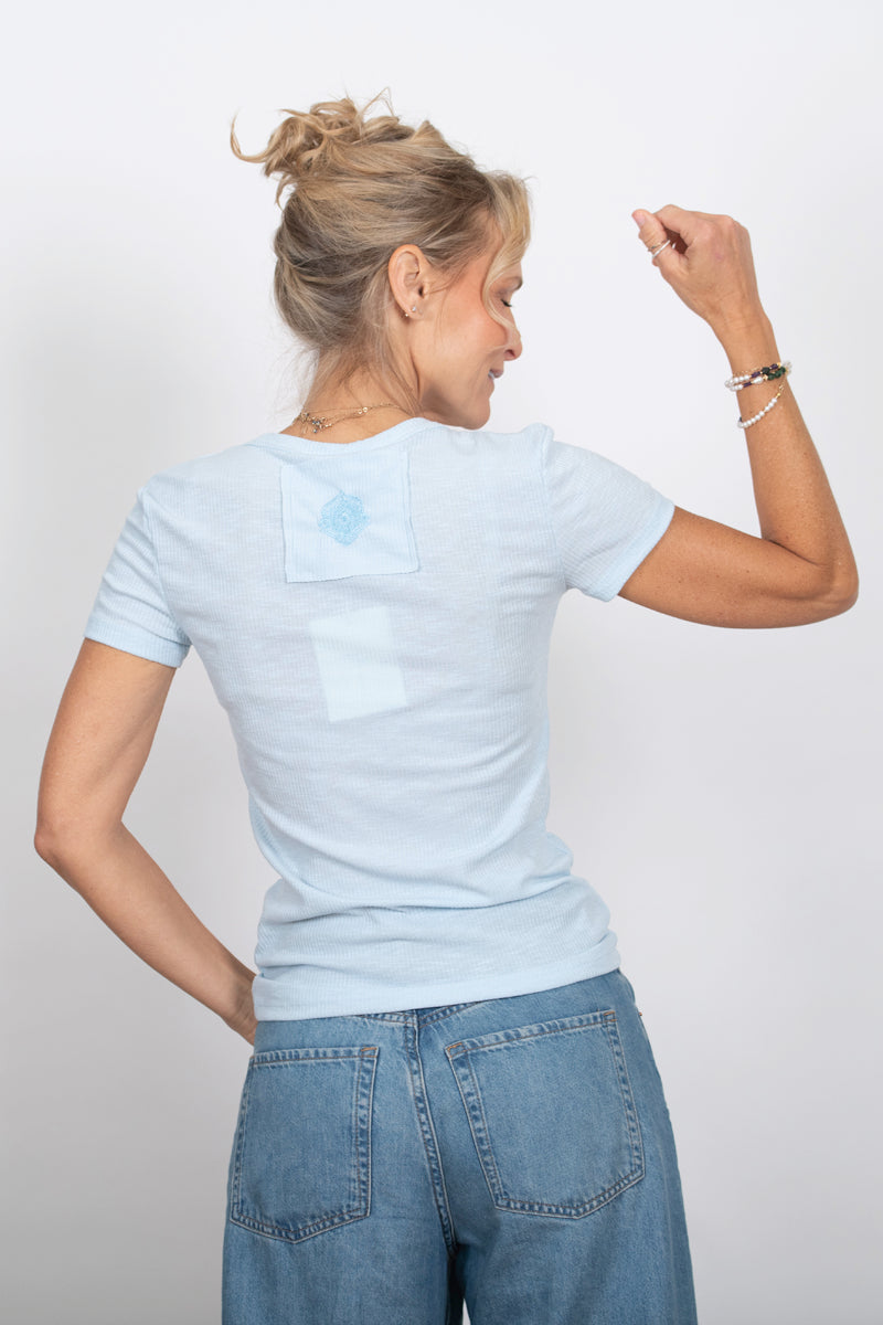 MINERVA  חולצת כפתורים תכלת קטנה