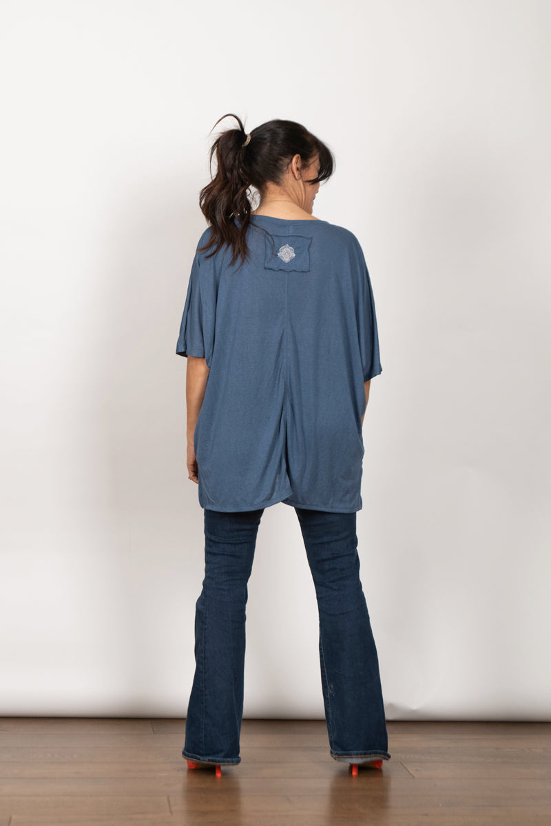 CLIO חולצה אוברסייז כחולה