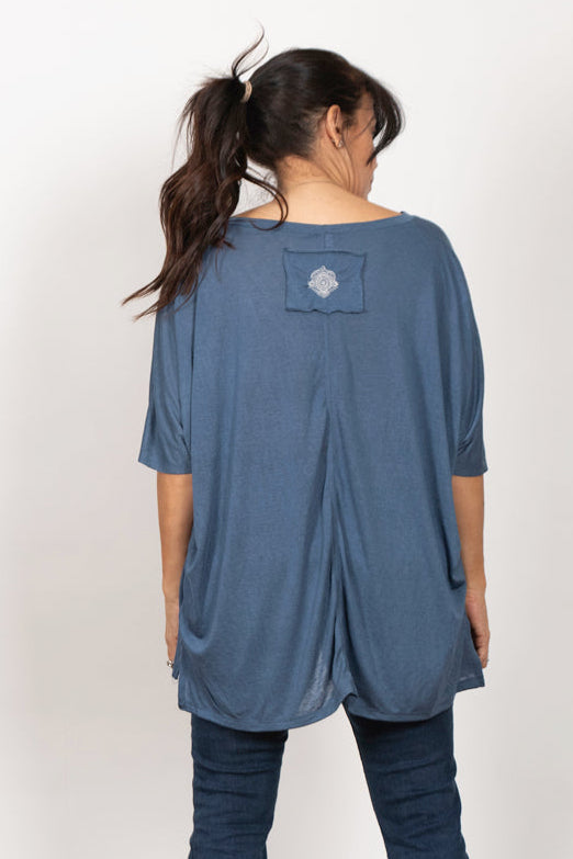 CLIO חולצה אוברסייז כחולה