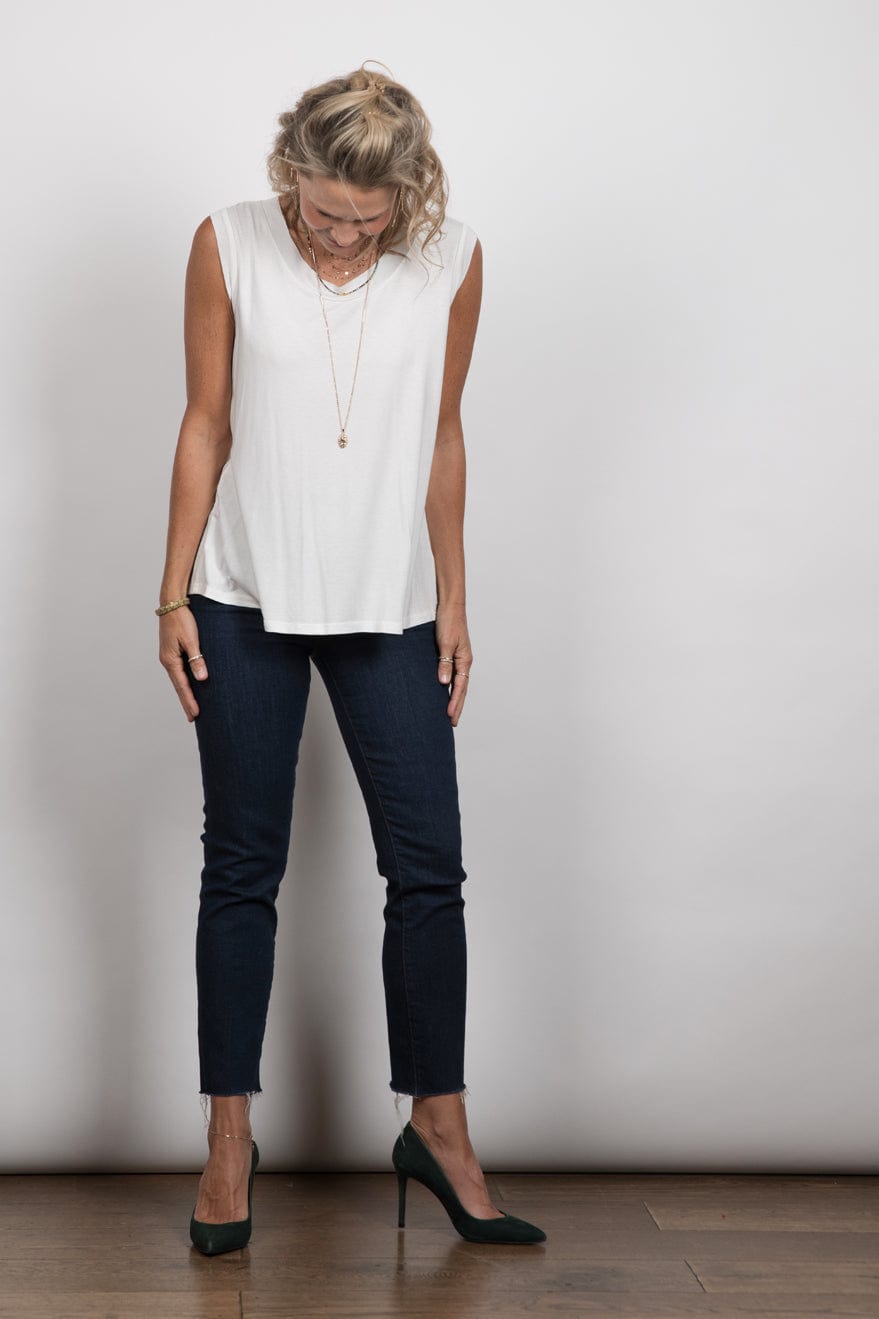 ELLI גופיה לבנה מעוצבת