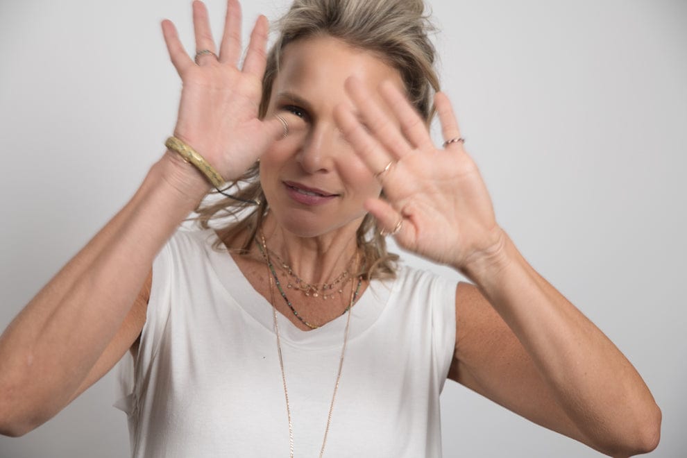 ELLI גופיה לבנה מעוצבת